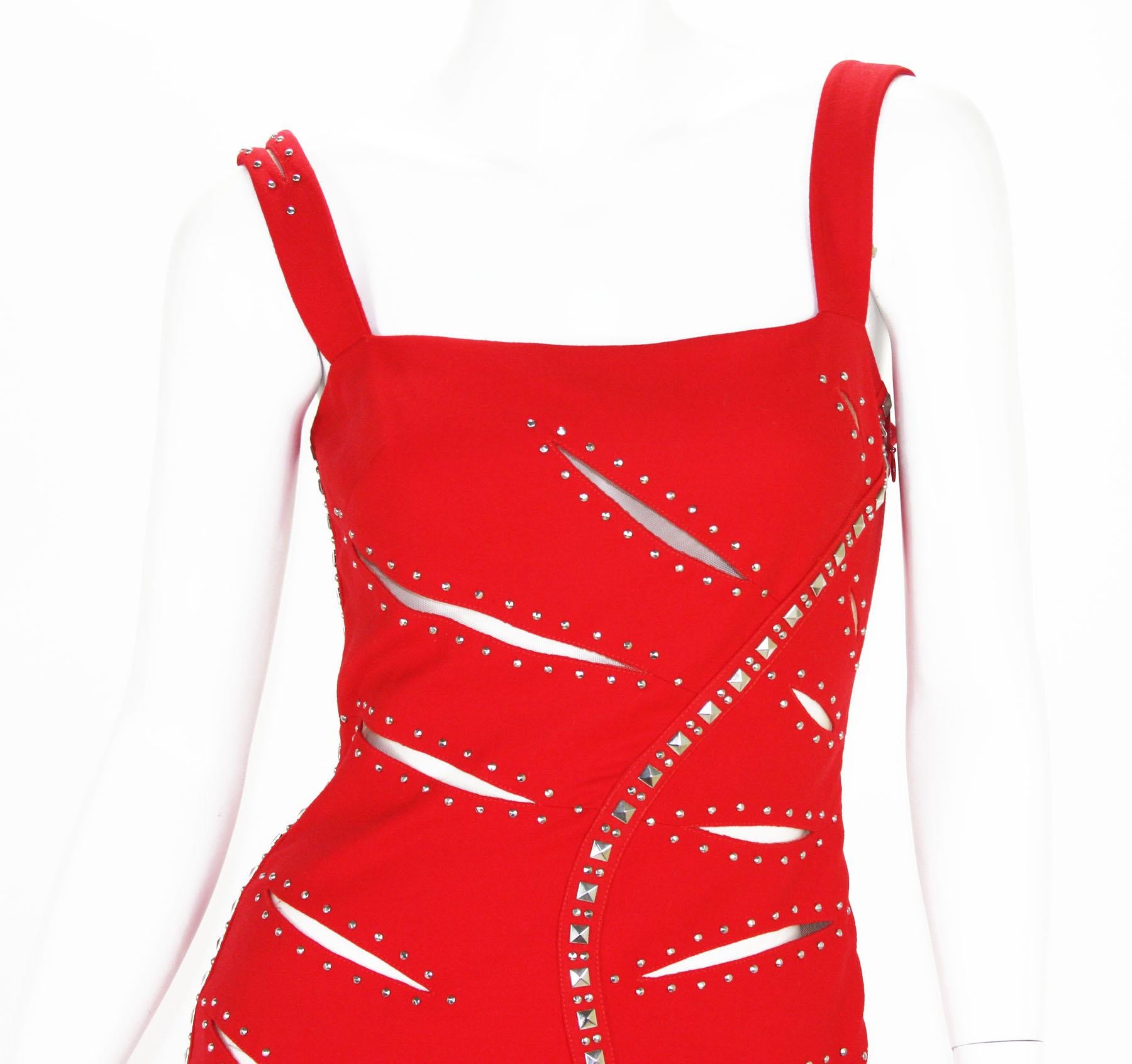 Versace H/W 2004 Laufsteg Rotes durchsichtiges Mesh Cut Out Nieten-Cocktailkleid mit Nieten It. 38 im Angebot 5