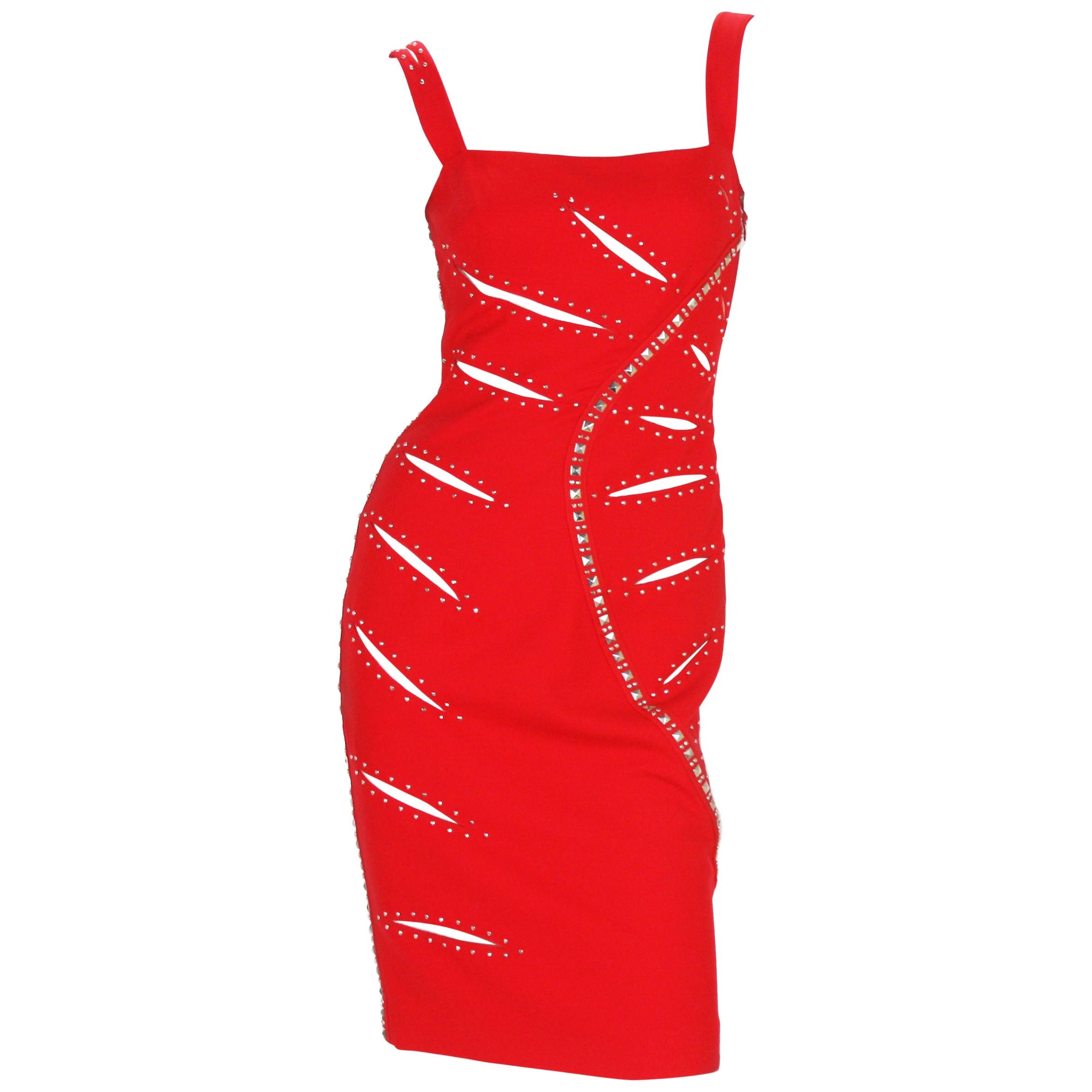 Versace H/W 2004 Laufsteg Rotes durchsichtiges Mesh Cut Out Nieten-Cocktailkleid mit Nieten It. 38 im Angebot
