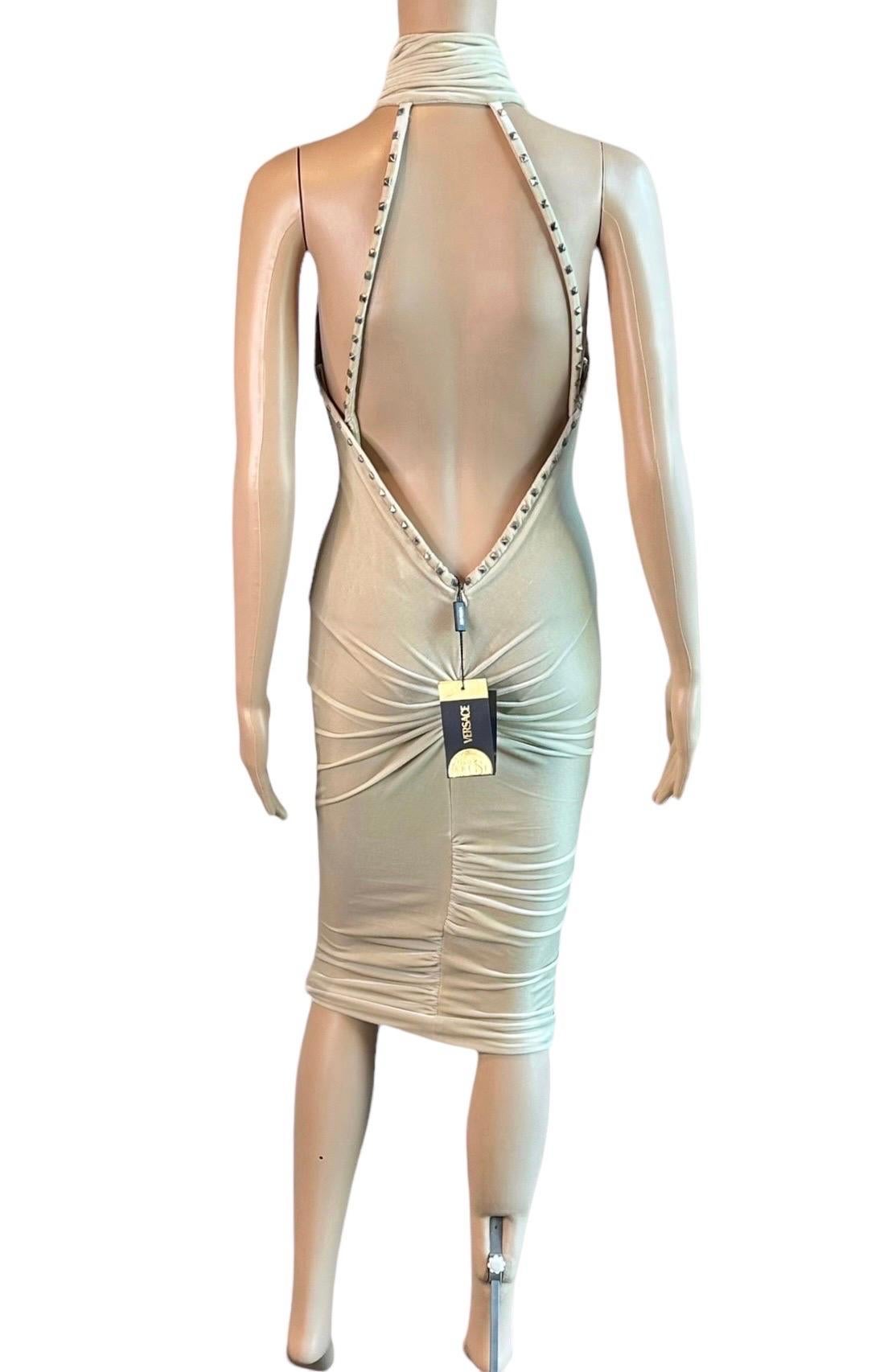 Versace F/W 2004 Runway Ungetragenes Kleid mit tiefem Schlüssellochausschnitt und Nietenbesatz am Rücken Damen im Angebot