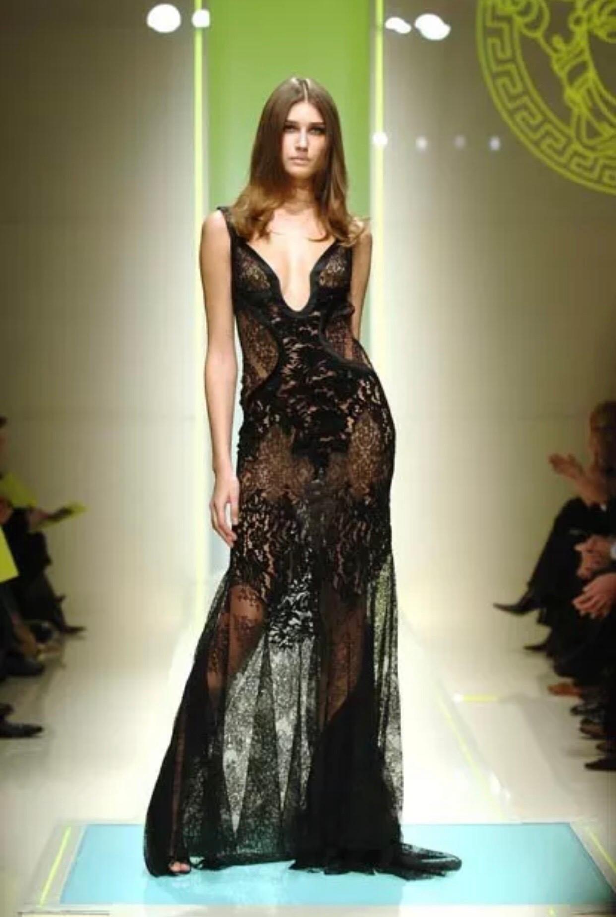 Versace F/W 2005 Runway Bustier Sheer Lace Open Back Black Evening Dress Gown  For Sale 5