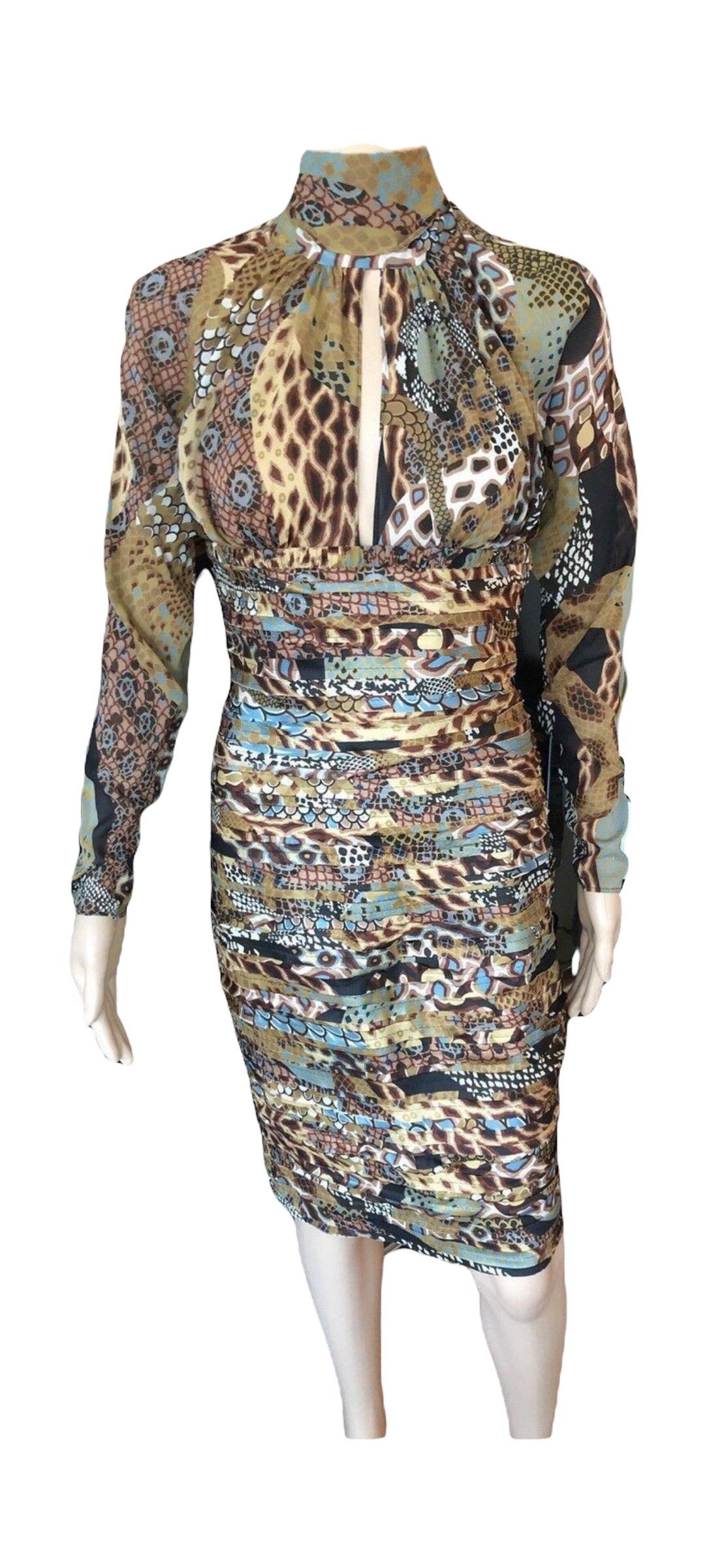 Versace F/W 2005 Laufsteg-Kampagne Gerafftes Kleid mit Rückenausschnitt IT 38

Look 25 aus der Fall 2005 Collection'S. Braunes und mehrfarbiges Midikleid von Versace aus Seide mit abstraktem Print, Stehkragen mit Schärpenverschluss im Nacken,