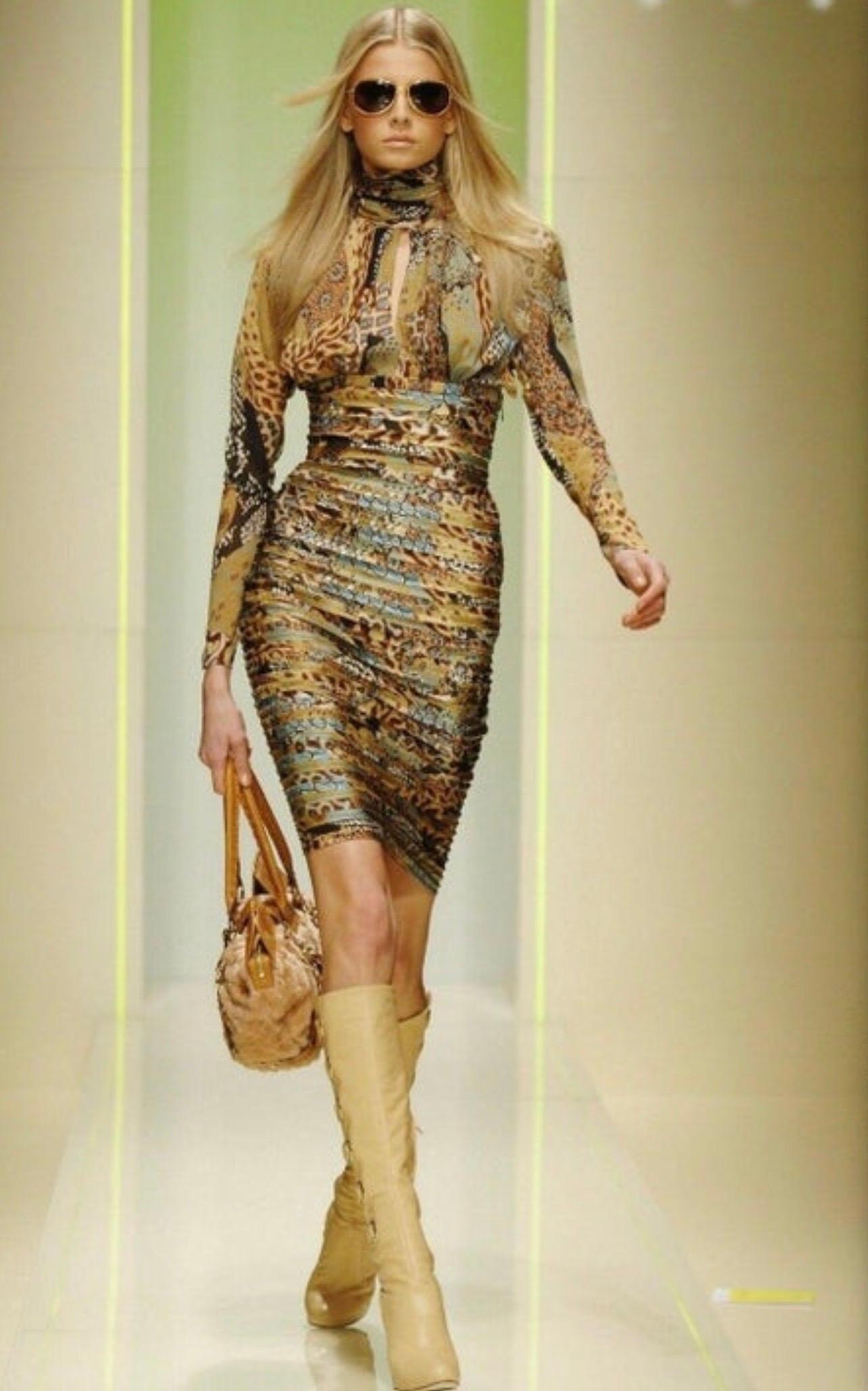 F/W 2005 Laufsteg-Kampagne Kleid mit gerafftem Rückenausschnitt von Versace im Zustand „Gut“ im Angebot in Naples, FL