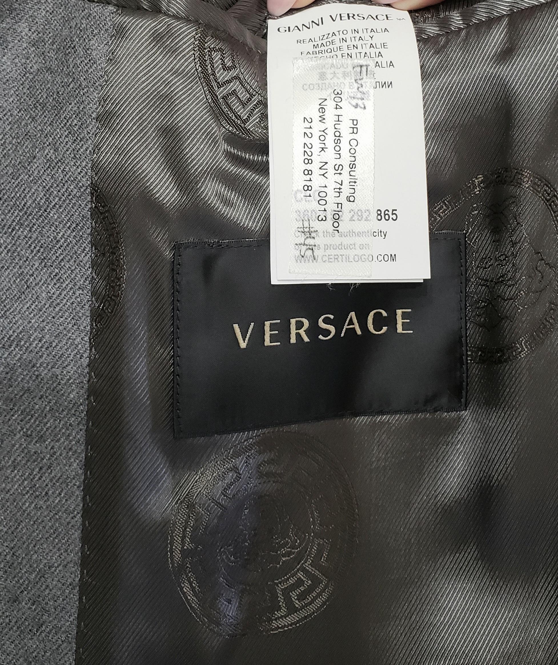 VERSACE - Costume en laine grise, état neuf, look n° 45, A/H 2013, taille 48 - 38 (M) en vente 6