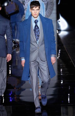 VERSACE - Costume en laine grise, état neuf, look n° 45, A/H 2013, taille 48 - 38 (M)