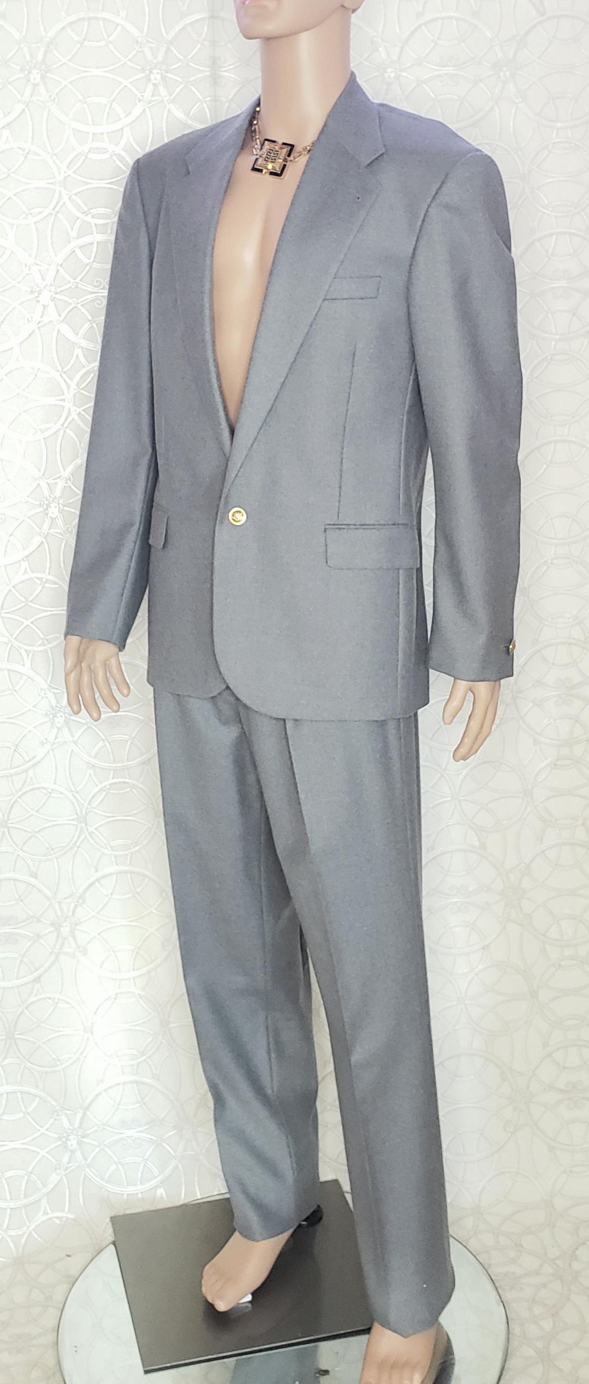 Gris VERSACE - Costume en laine grise, état neuf, look n° 45, A/H 2013, taille 48 - 38 (M) en vente