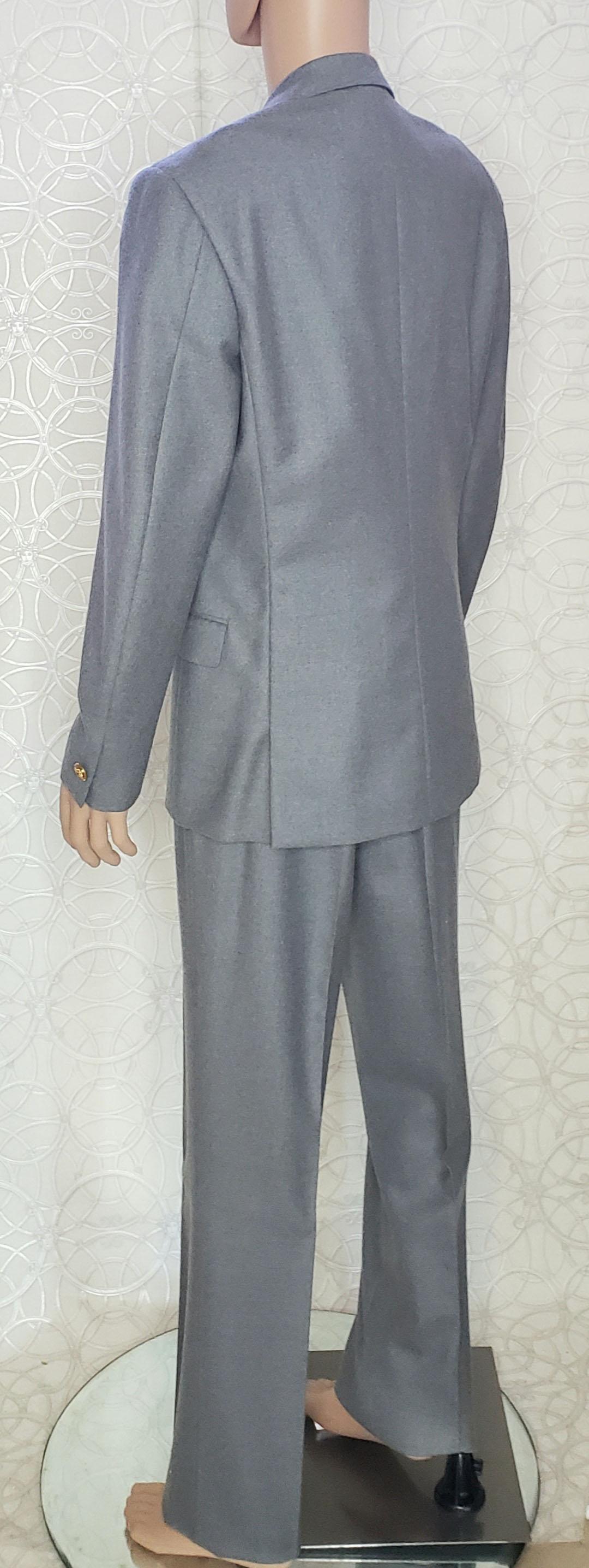 VERSACE - Costume en laine grise, état neuf, look n° 45, A/H 2013, taille 48 - 38 (M) Pour hommes en vente