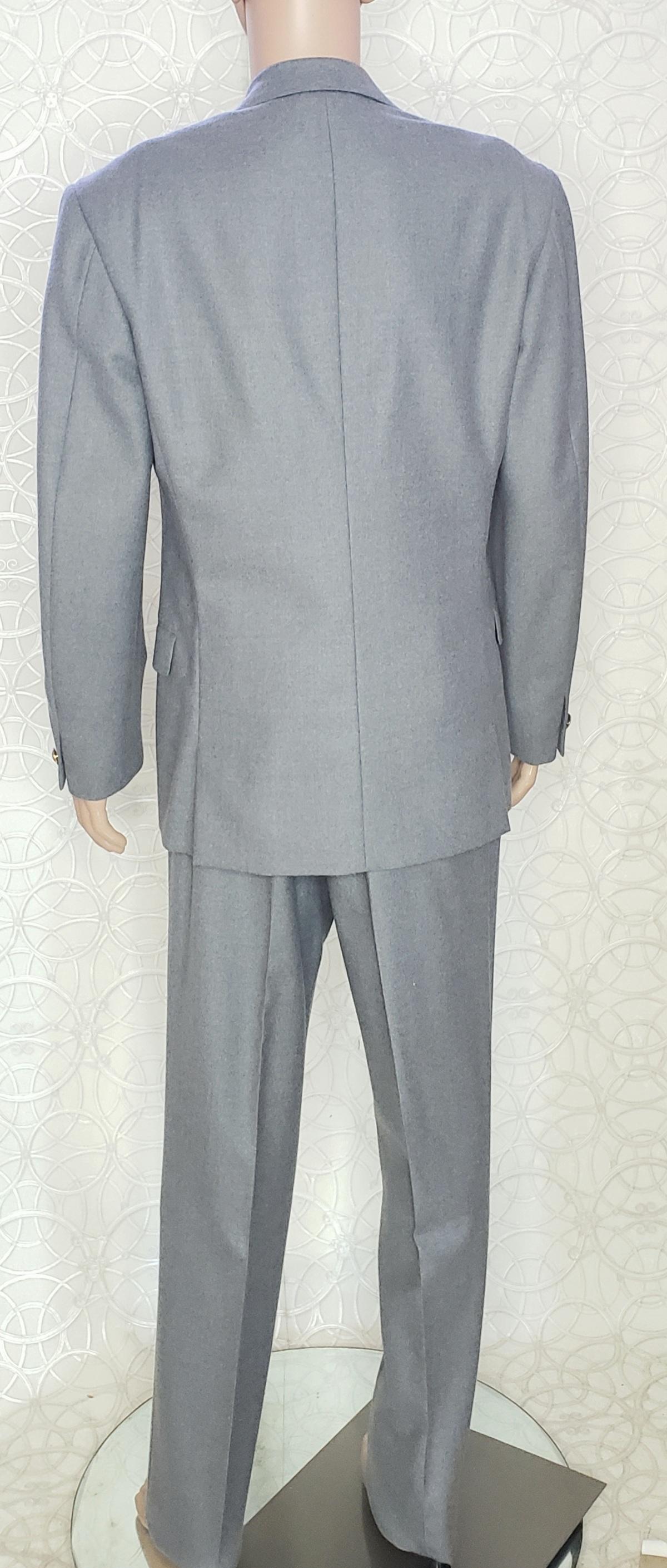 VERSACE - Costume en laine grise, état neuf, look n° 45, A/H 2013, taille 48 - 38 (M) en vente 1