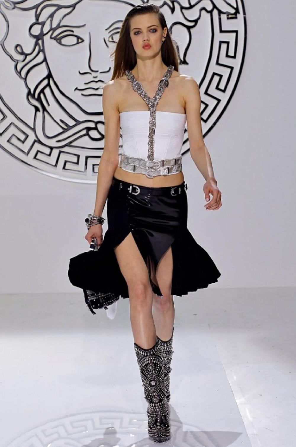 Versace - Top corseté à harnais avec ornements - Blanc
Automne/Hiver 2013 Runway Look # 6
Taille italienne - 40 (US 6)
Ce harnais t-strap entièrement embelli de Versace présente des tubes en métal, des perles de verre et des cristaux.
Fermeture à