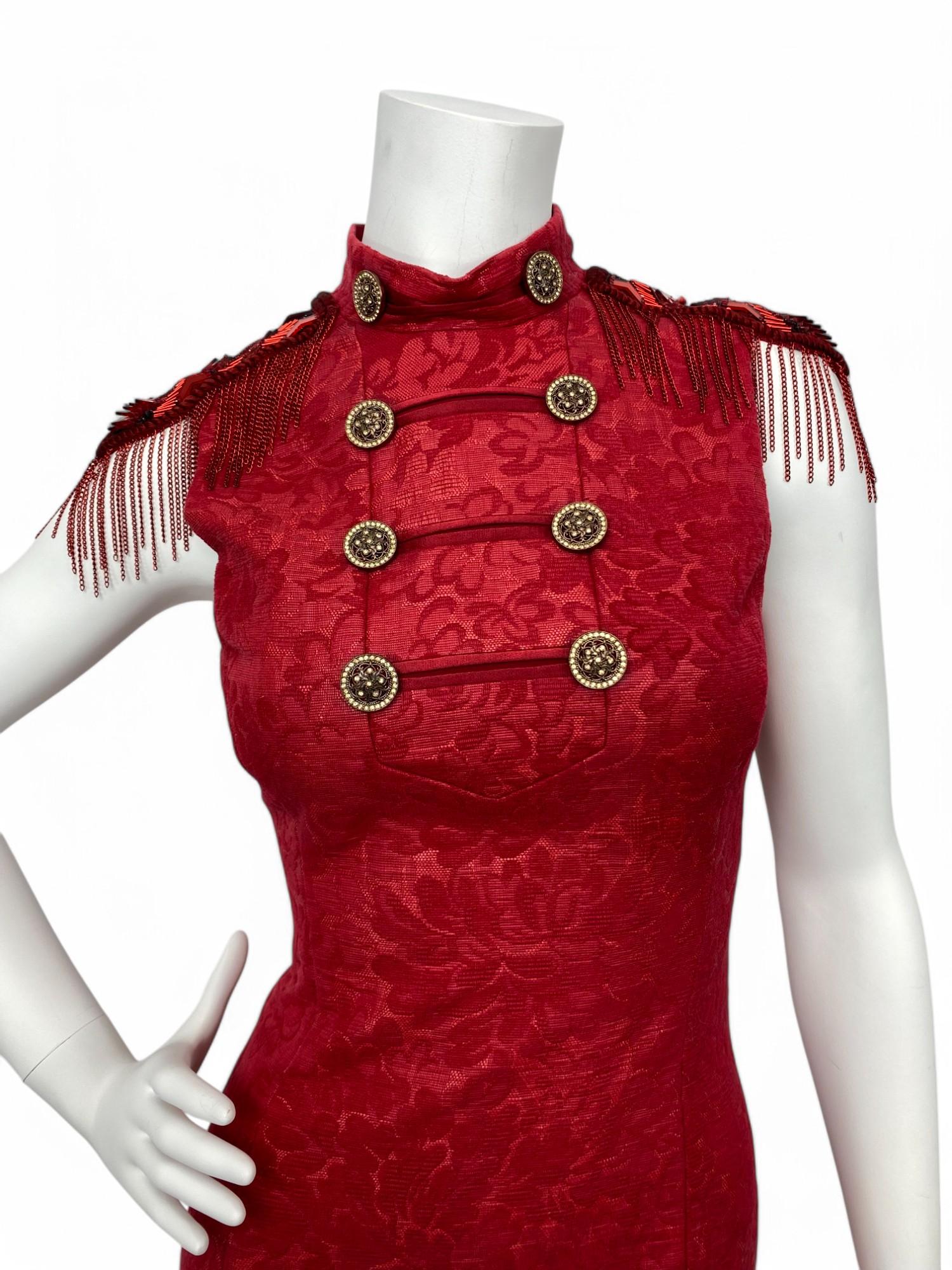 Versace Otoño 2014 Pasarela Look 15 - Mini Vestido Militar Tapiz Rojo Sz: 36-38 en venta 2