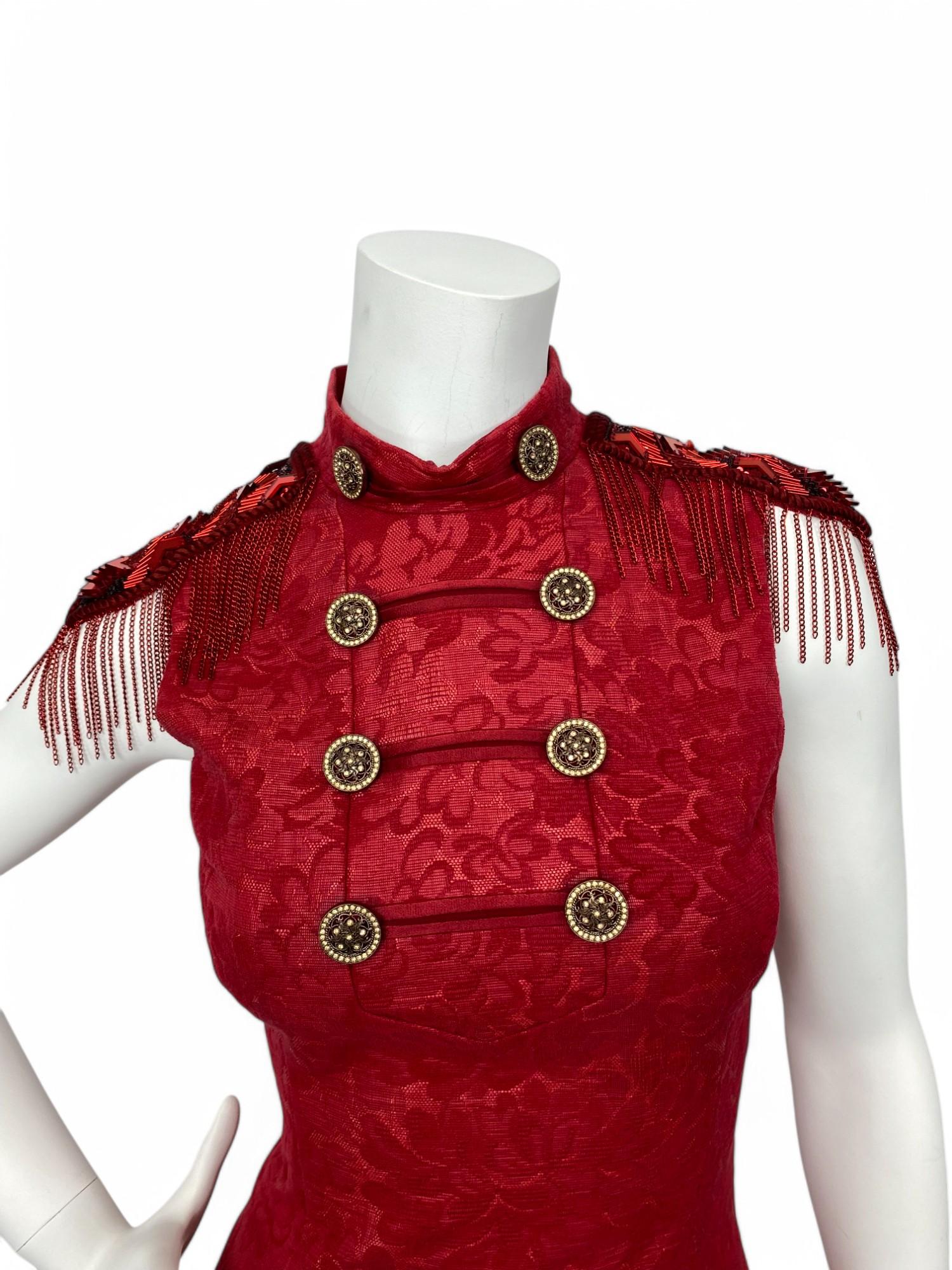 Versace Otoño 2014 Pasarela Look 15 - Mini Vestido Militar Tapiz Rojo Sz: 36-38 en venta 3