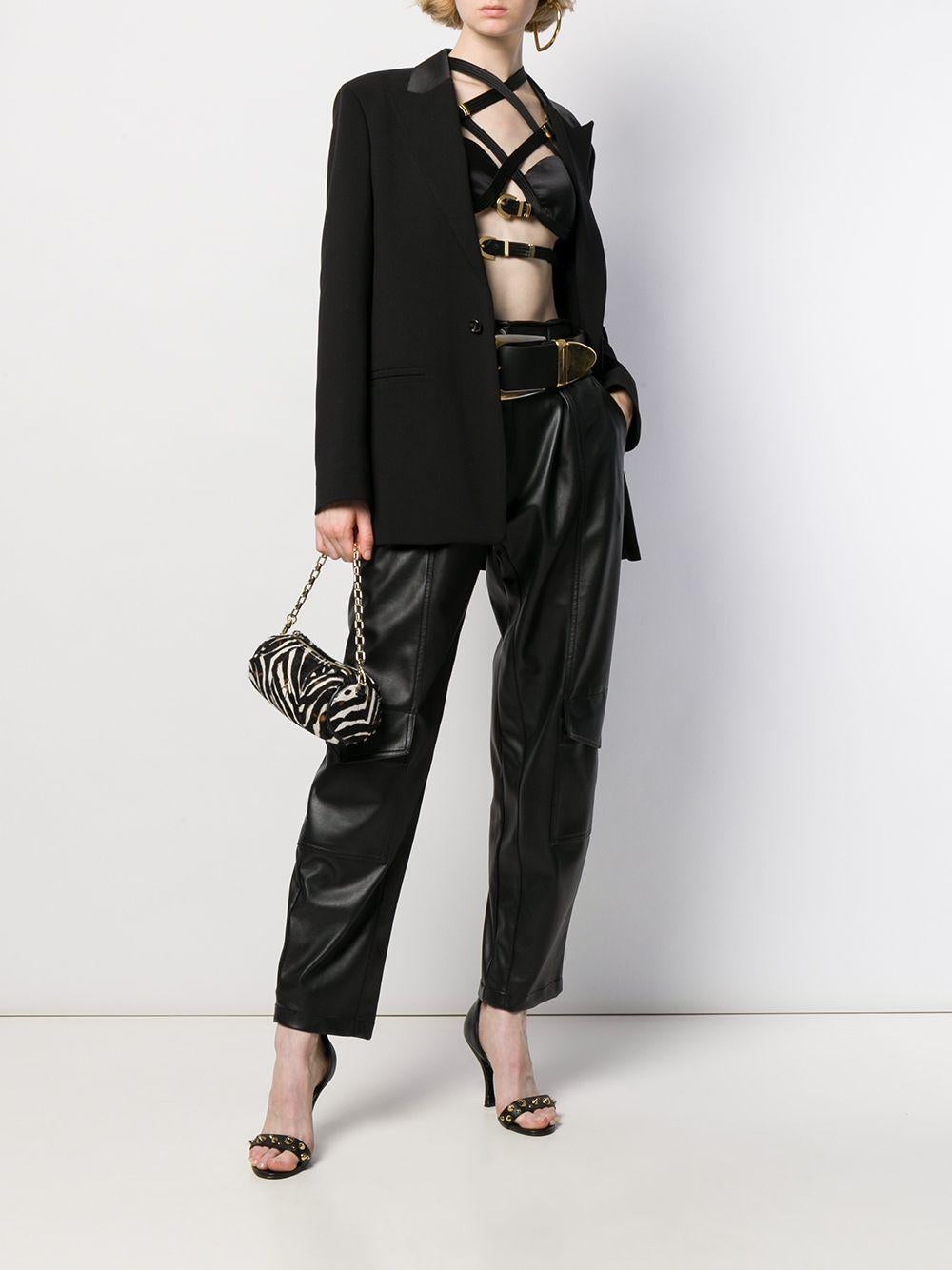 Versace Fall 2019 Runway Black Cropped Bondage Top

Inspiré par le riche héritage de Versace:: ce haut bondage cropped de Versace nous emmène directement dans une ambiance des années 90:: lorsque Donatella Versace présentait des tops corset