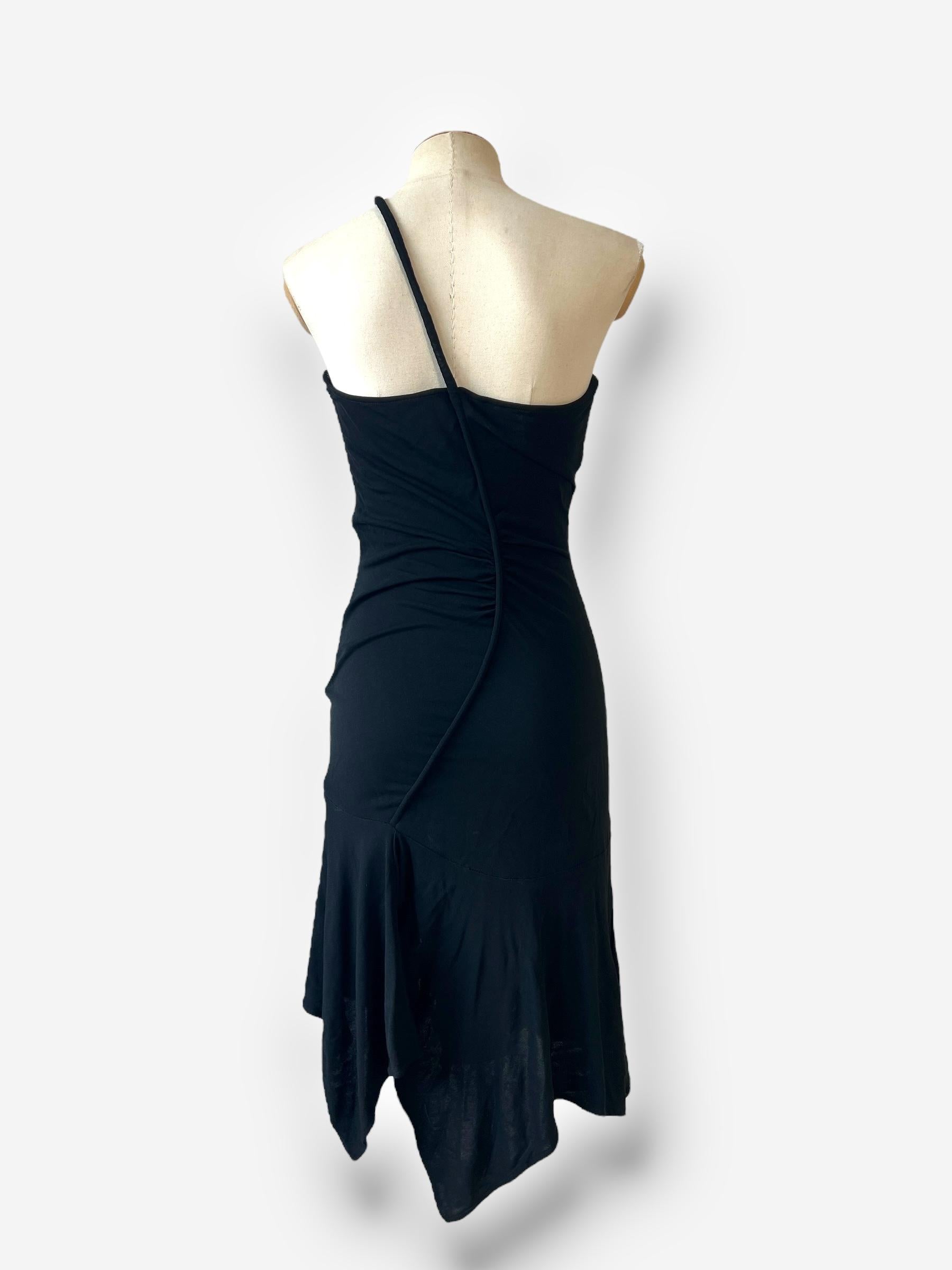 Magnifique exemple du Versace du début des années 2000 sous la direction de Donatella, cette robe bodycon noire de la collection automne-hiver 2003 est confectionnée dans un tissu très extensible qui épouse élégamment la forme du corps. La