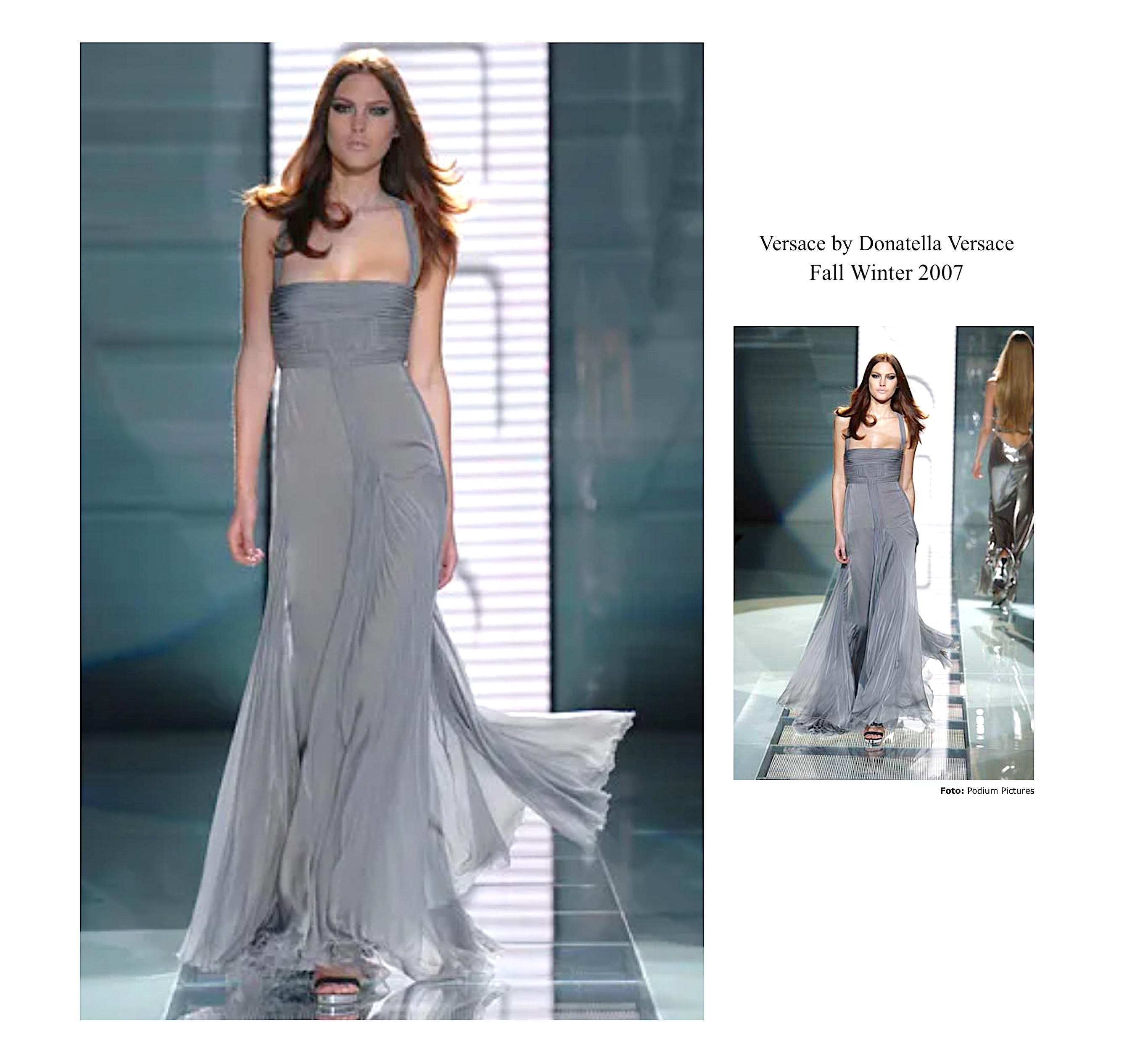 Vintage Versace Otoño 2007 Pasarela Vestido de gasa de seda gris de Donatella Versace
Una rara pieza de archivo de la célebre colección Versace Otoño 2007, diseñada por Donatella Versace. Este impresionante vestido de cuerpo entero está