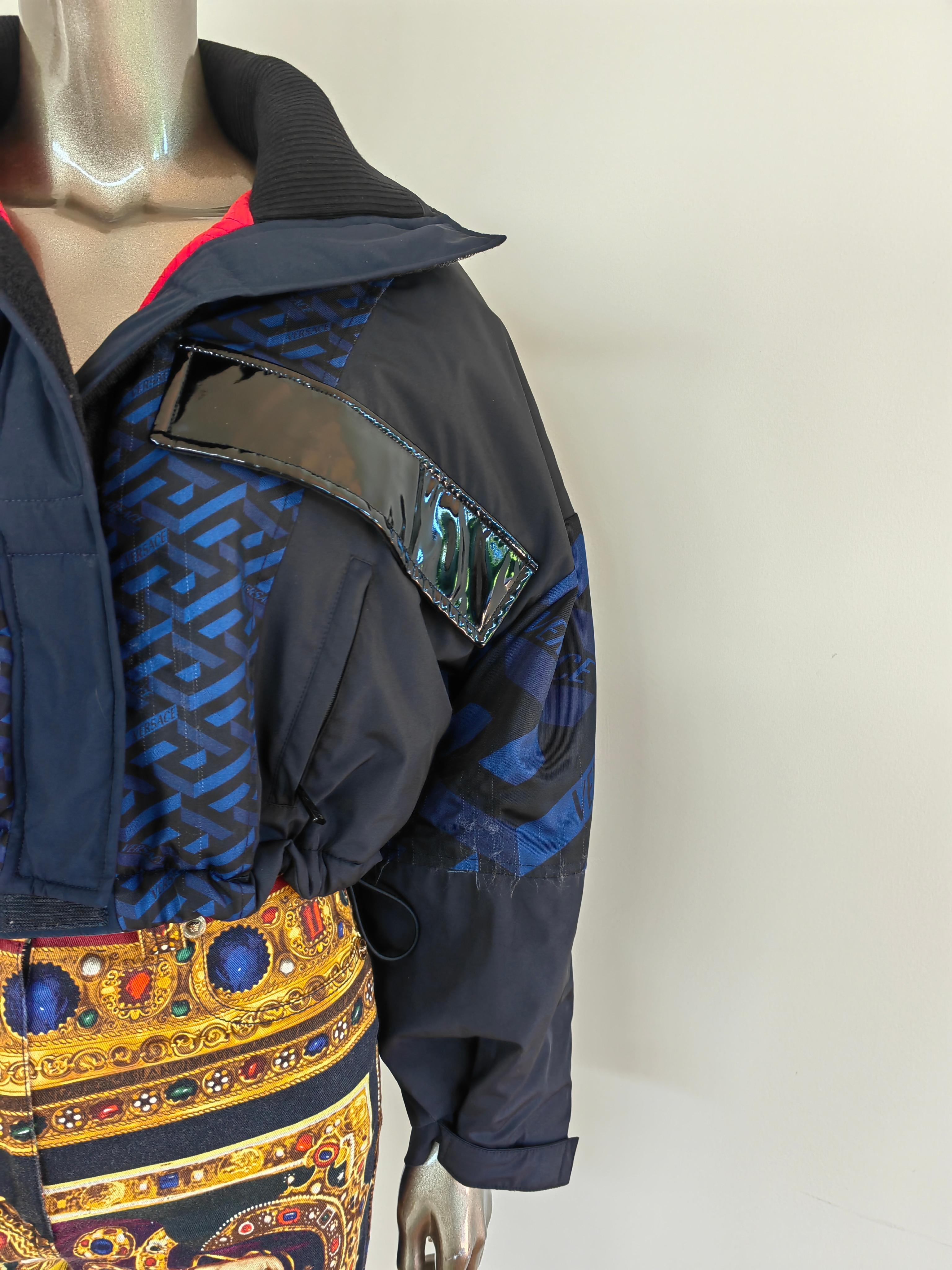 Versace Fall/Winter 2021 Blue Greca Parka Short Jacket SZ 38 For Sale 1