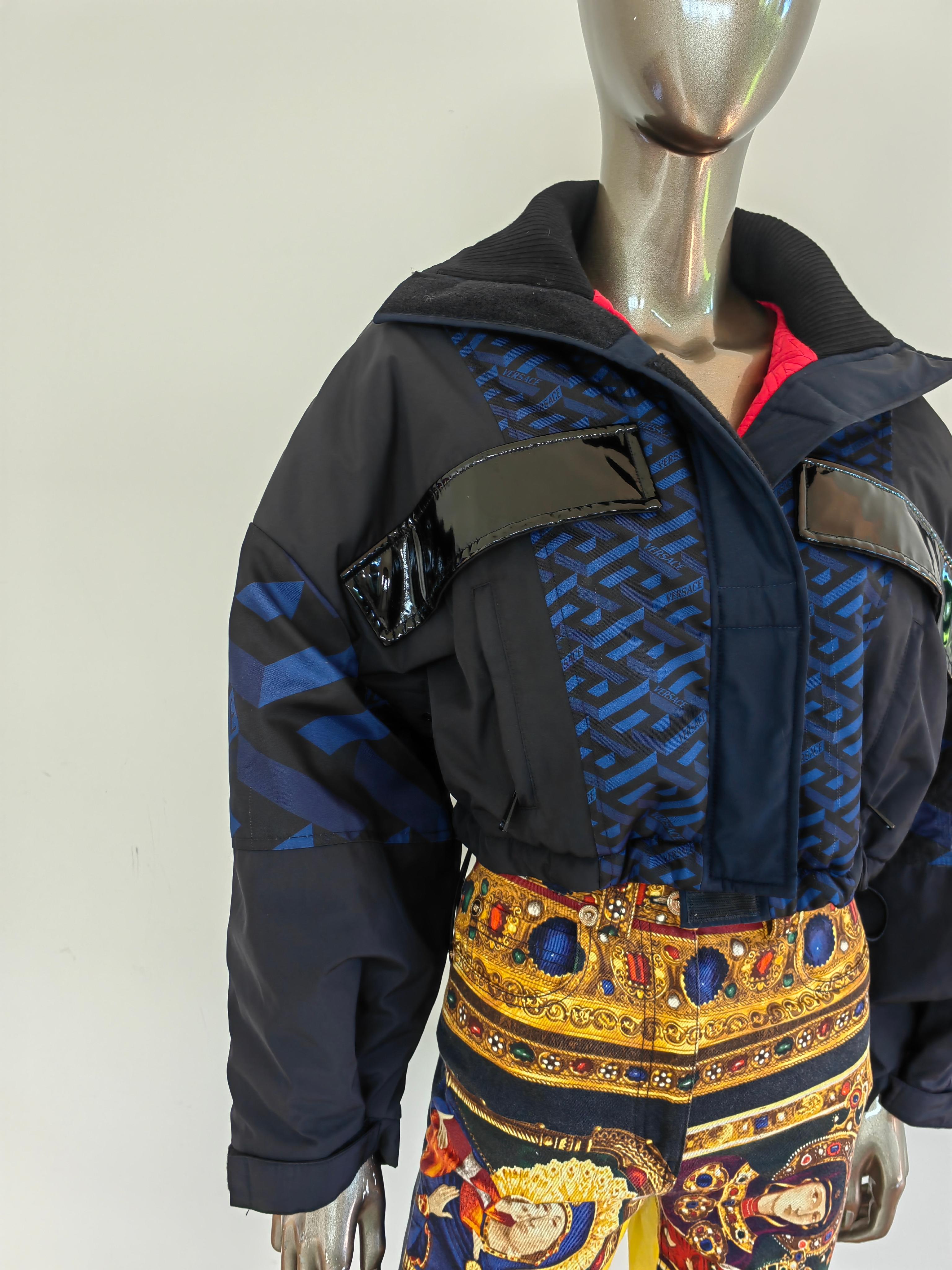Versace Fall/Winter 2021 Blue Greca Parka Short Jacket SZ 38 For Sale 2