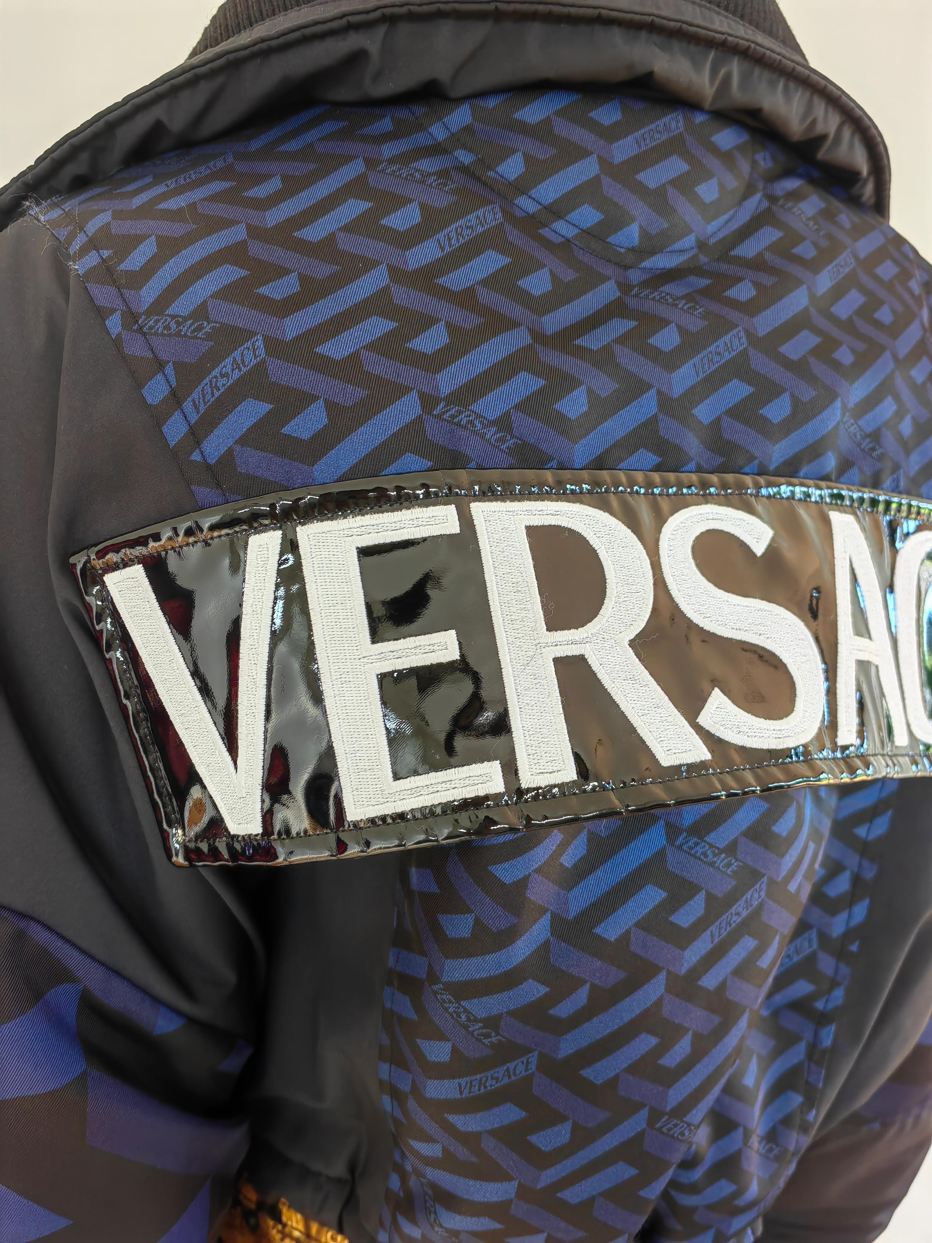 Versace Fall/Winter 2021 Blue Greca Parka Short Jacket SZ 38 For Sale 3
