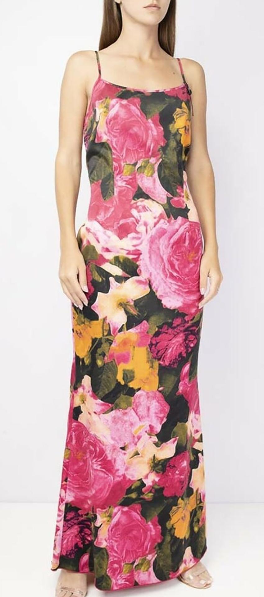 VERSACE 


Un vestido de Versace con un gran estampado floral se adapta exactamente a la figura, 

destacando todas sus ventajas.

 El producto se complementa con un corte profundo en la espalda.


Contenido:  Poliéster 95%, Elastano 5%.


 TI 