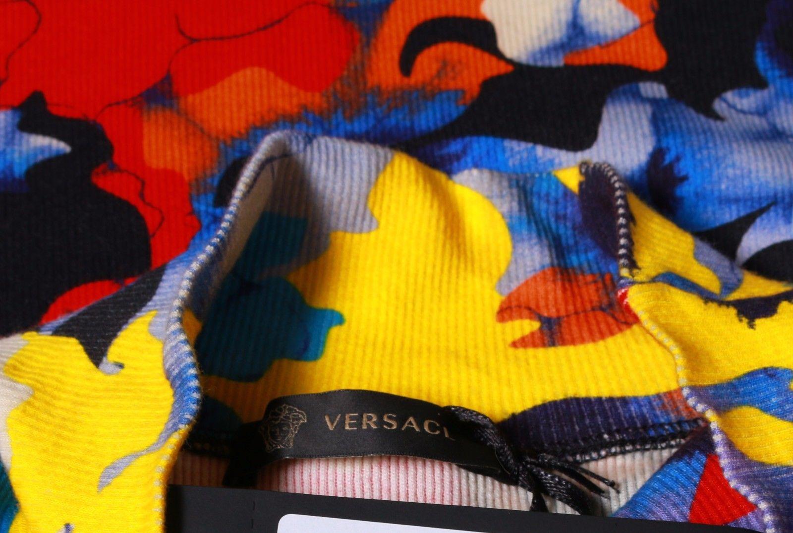 Versace - T-shirt à col roulé en maille côtelée sans manches et imprimé militaire floral pour hommes en vente 1