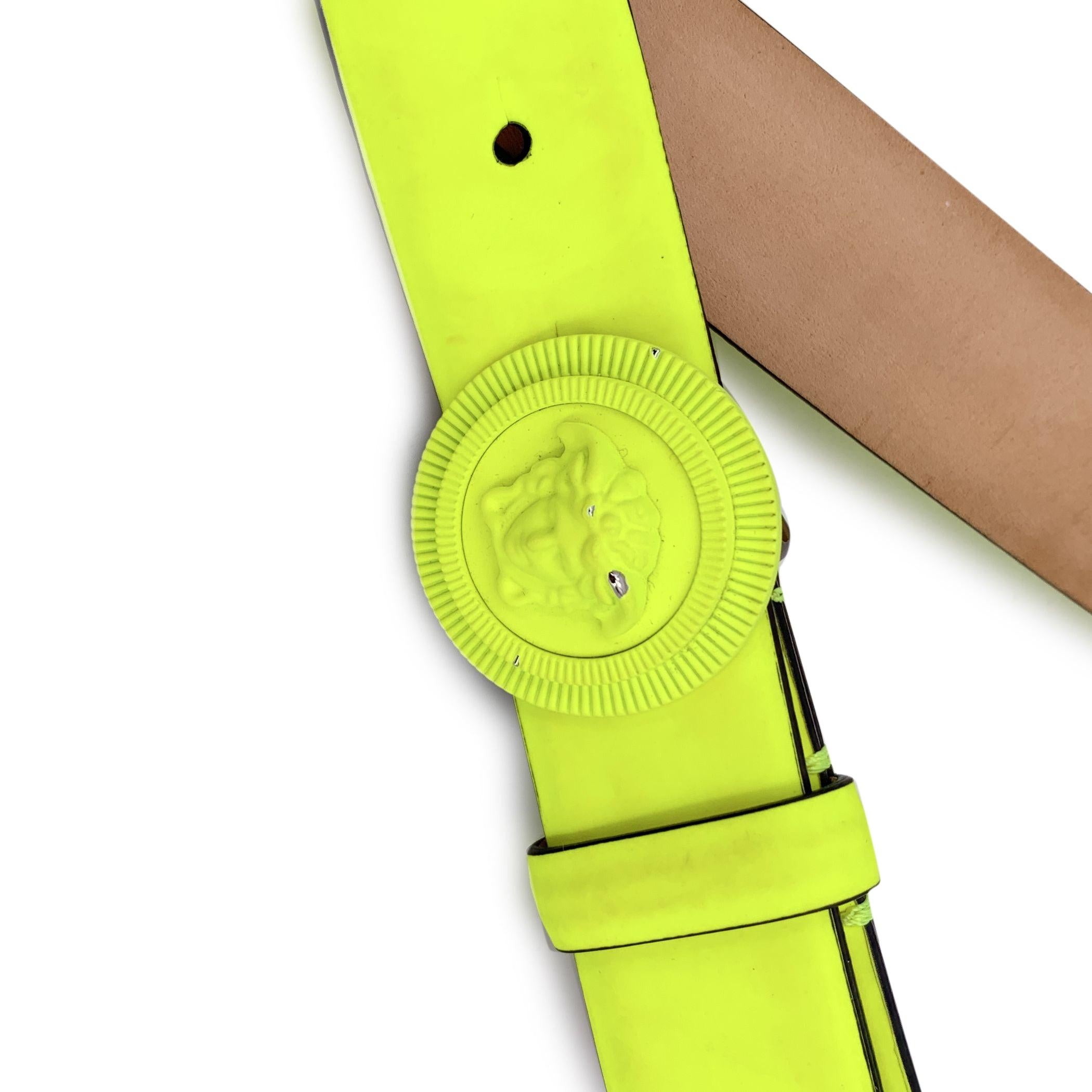 Versace Fluo gelbes Leder Medusa Logo Schnalle Gürtel Größe 90/36 (Grün) im Angebot