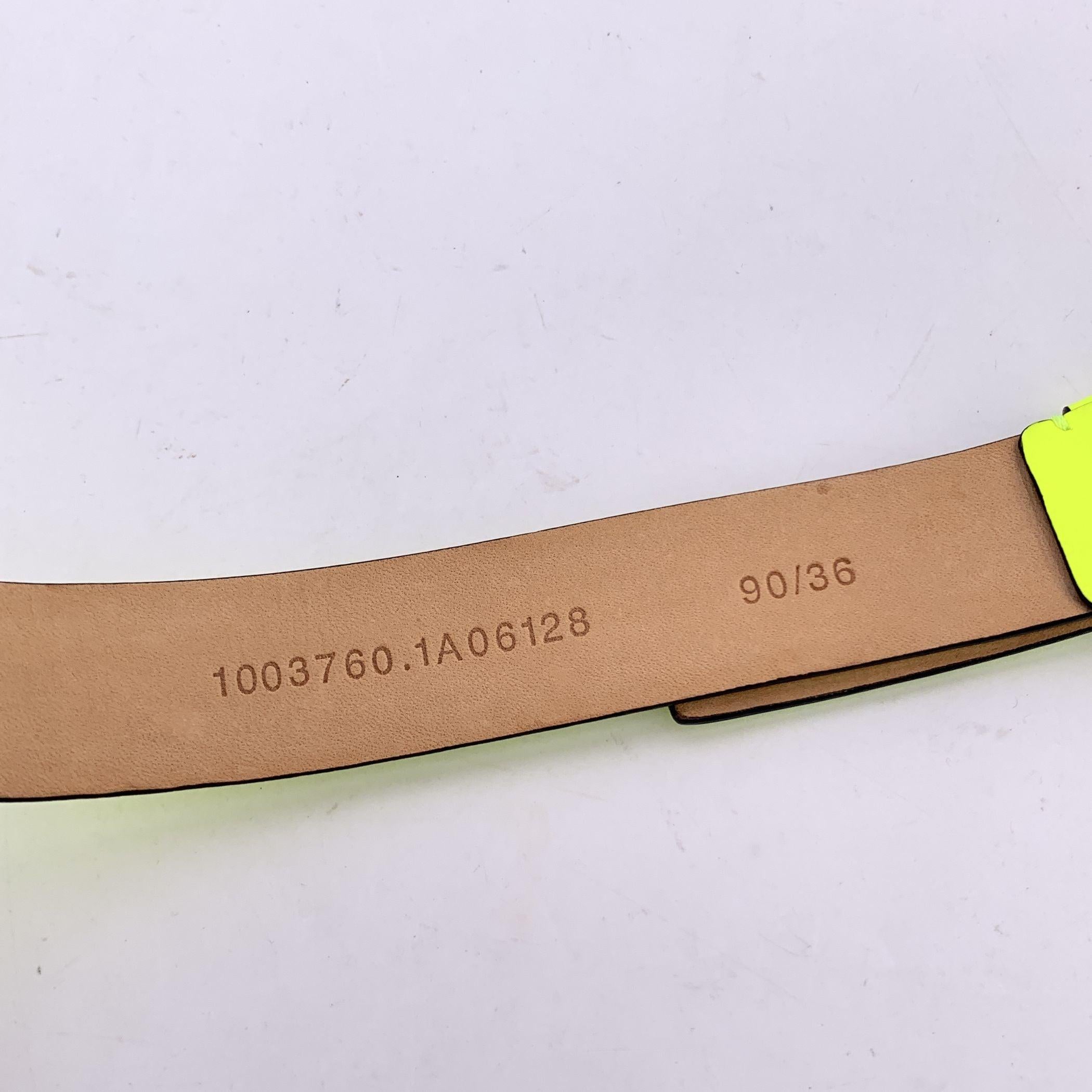 Versace Fluo gelbes Leder Medusa Logo Schnalle Gürtel Größe 90/36 für Damen oder Herren im Angebot