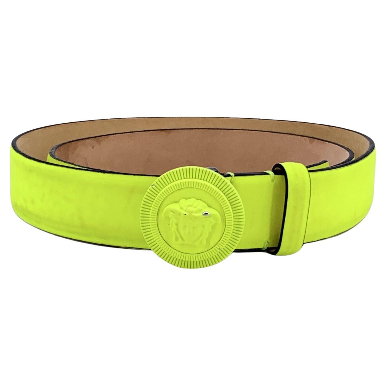 Versace Fluo gelbes Leder Medusa Logo Schnalle Gürtel Größe 90/36 im Angebot