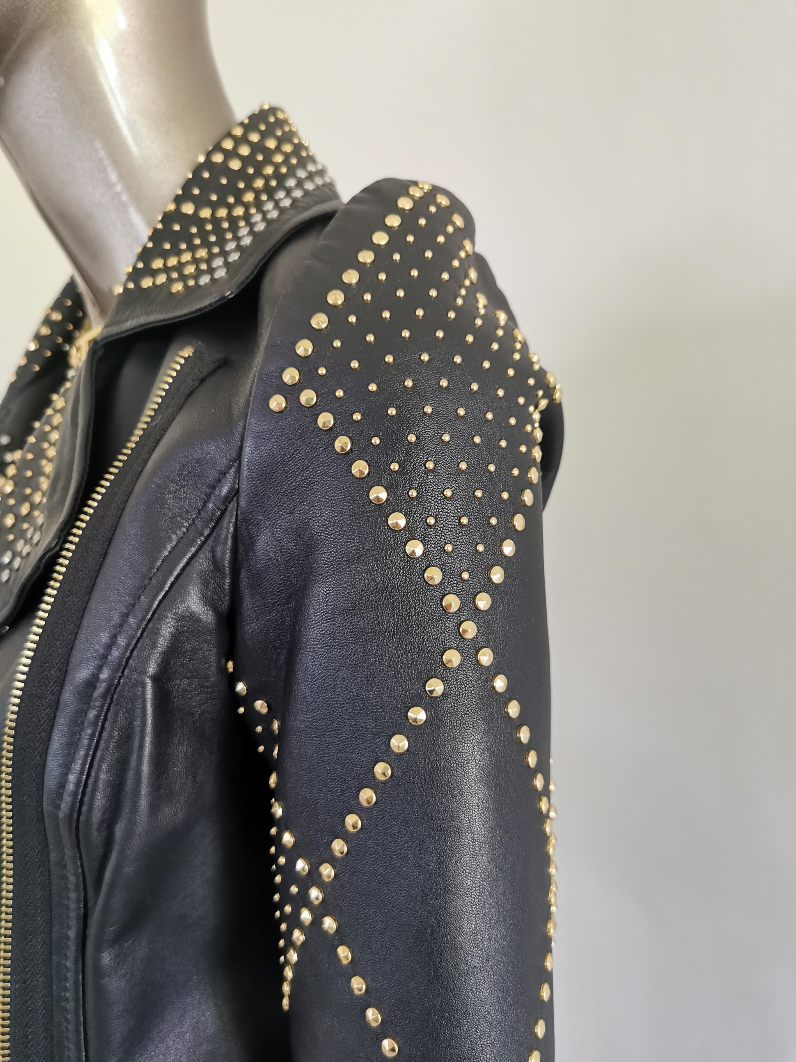 VERSACE for H&M Greca, veste courte cloutée en cuir pour femme 34 en vente 3
