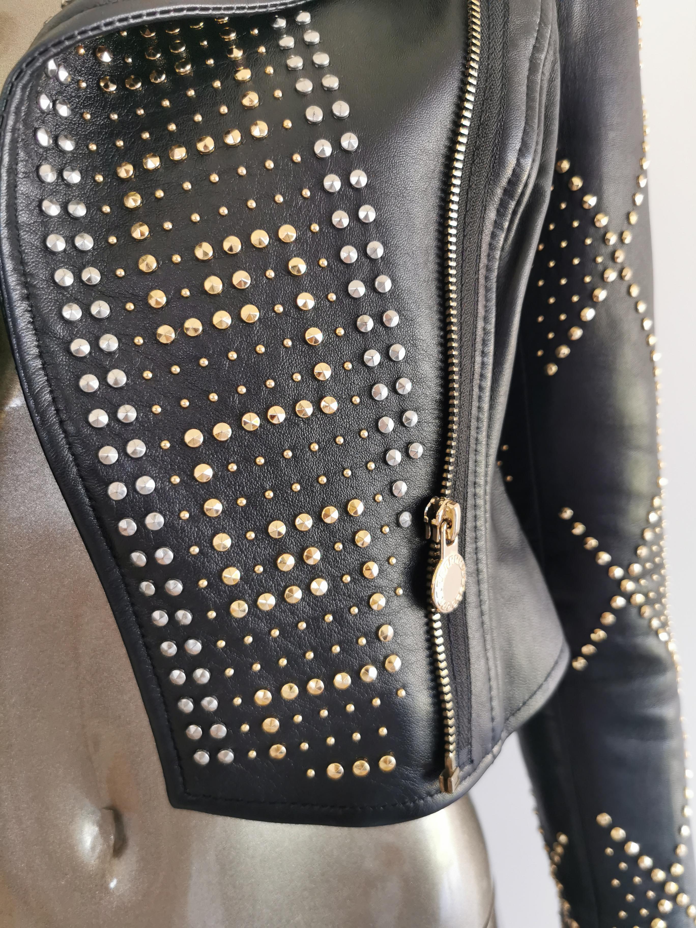 Noir VERSACE for H&M Greca, veste courte cloutée en cuir pour femme 34 en vente