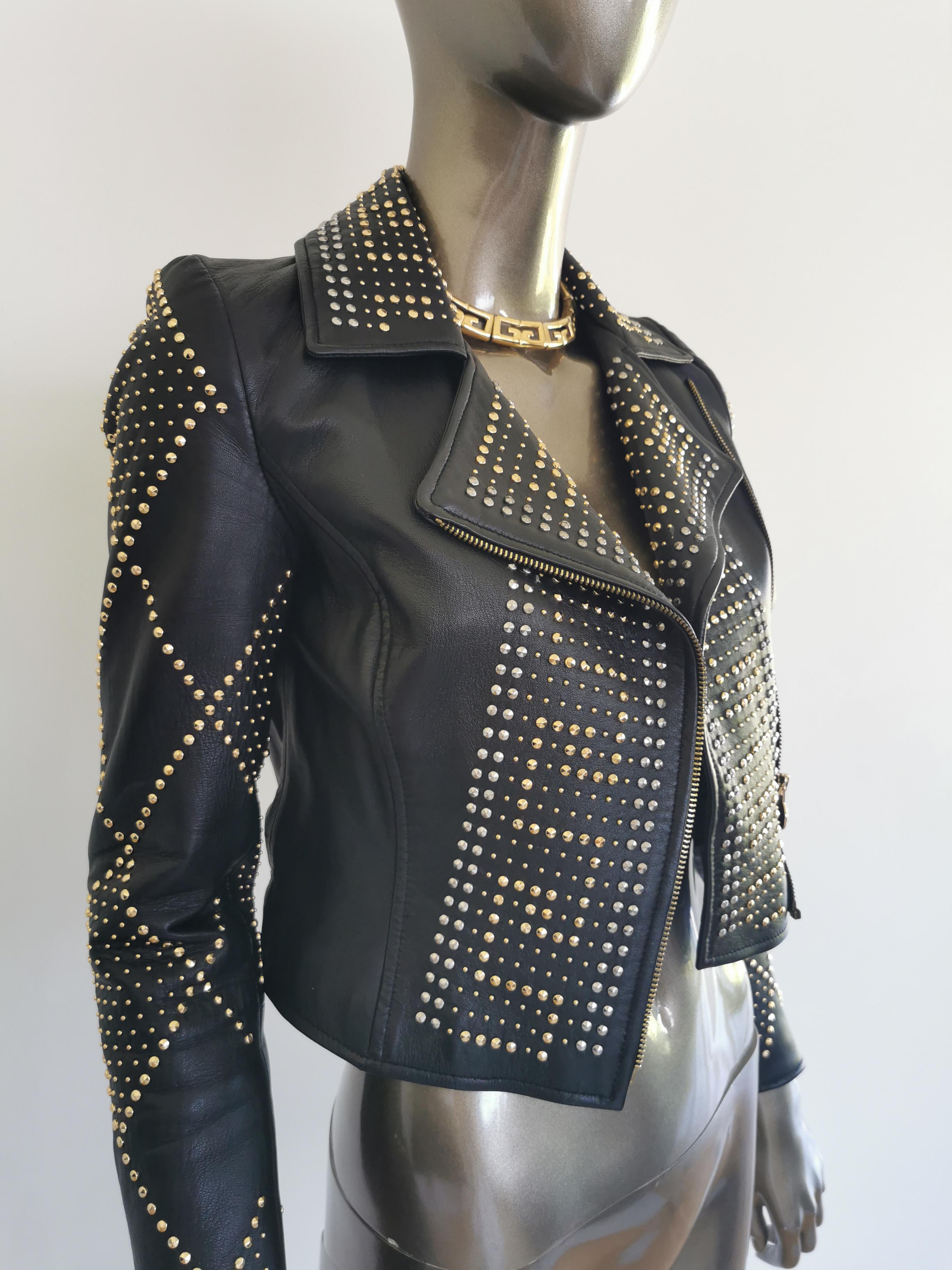 VERSACE for H&M Greca, veste courte cloutée en cuir pour femme 34 Bon état - En vente à PUTNEY, NSW