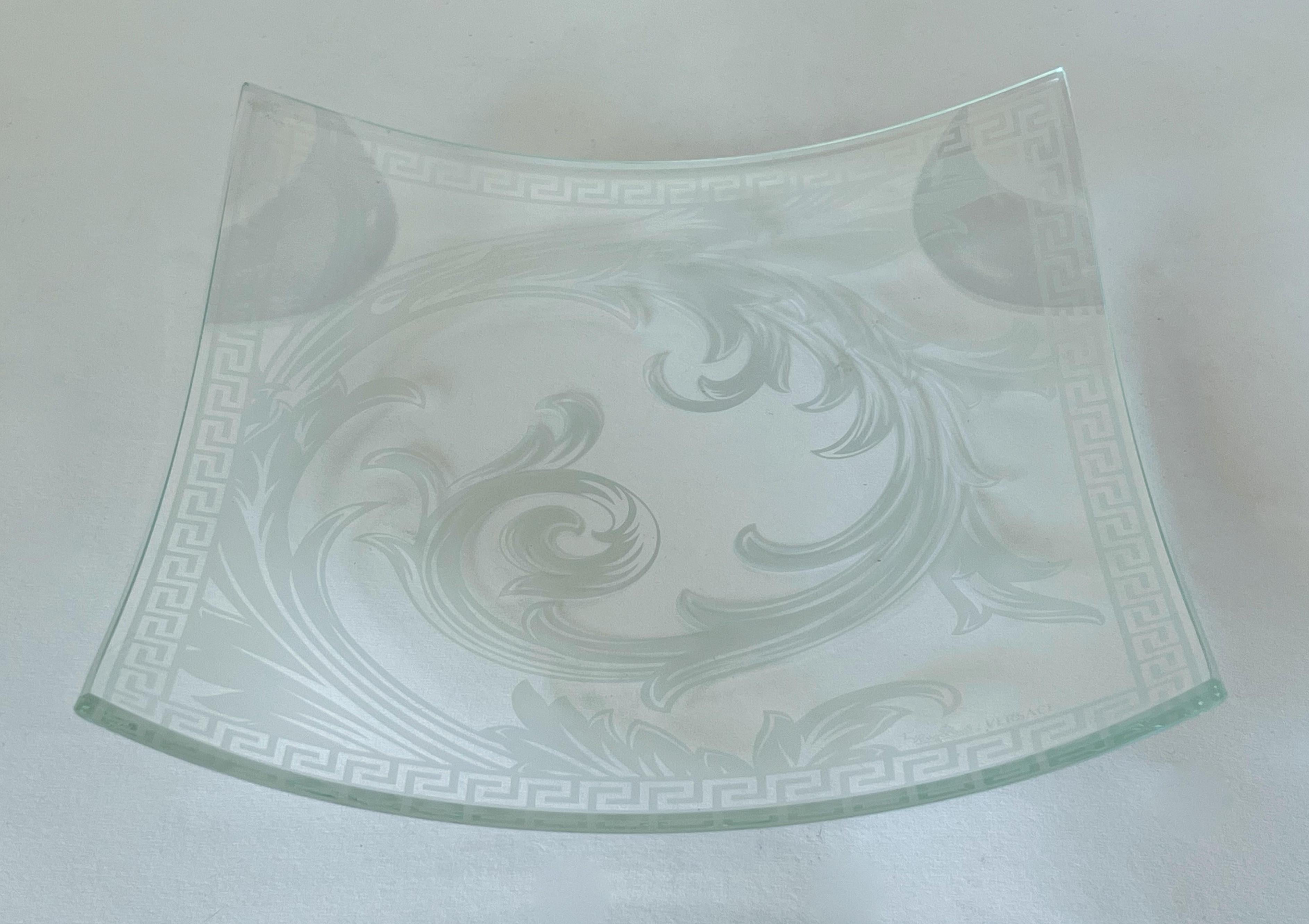 Gianni Versace entwarf für Rosenthal Arabesque in klarem, geschwungenem Kristall / Made in Germany
Originalmarke an der Ecke / kommt in Originalverpackung
Breite: 8,5 Zoll / Tiefe: 8,5 Zoll / Höhe: 2 Zoll
1 verfügbar auf Lager in