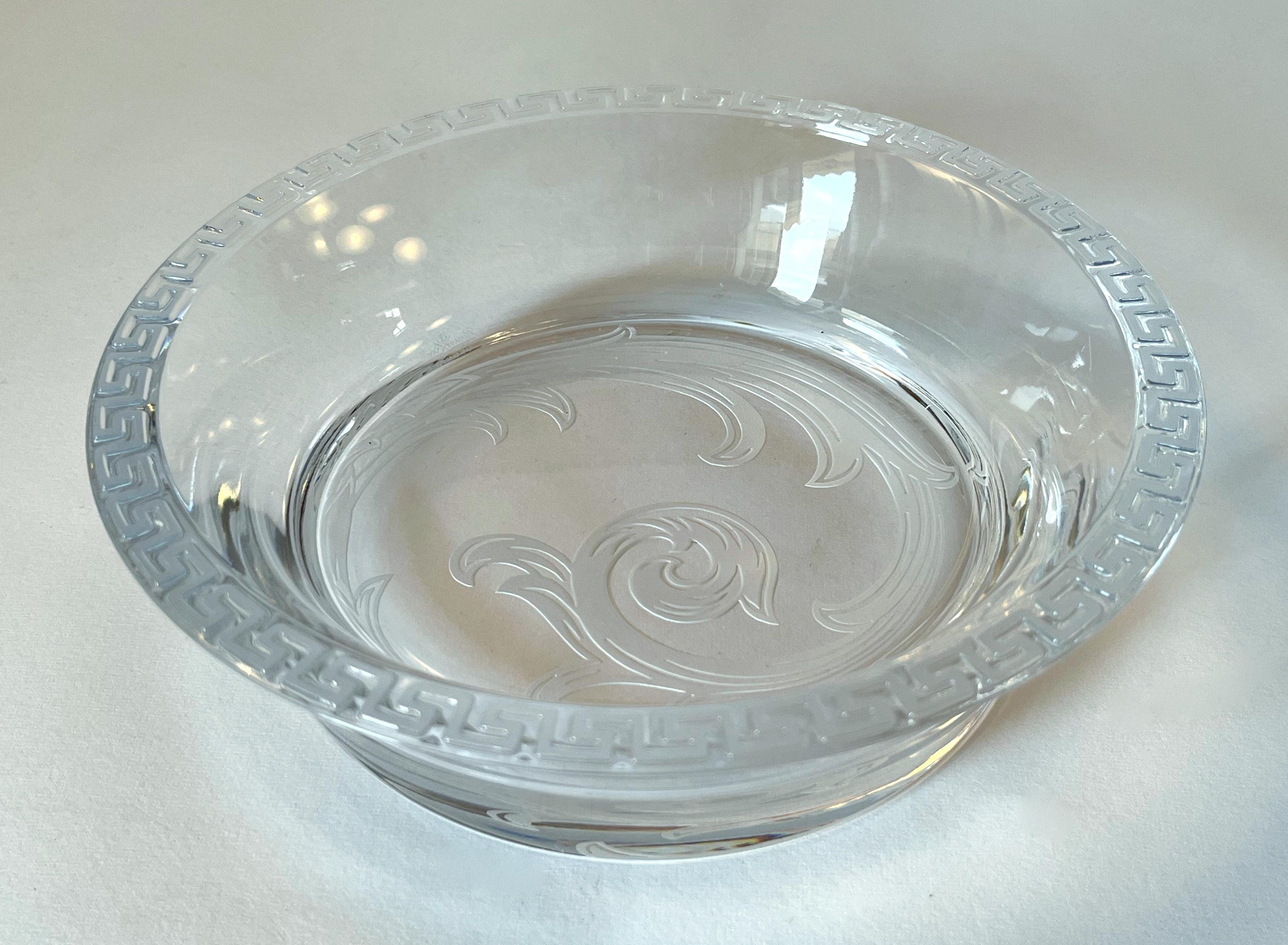Gianni Versace ha disegnato per Rosenthal la ciotola decorativa in cristallo trasparente Arabesque / Made in Germany
Marchio originale sul lato inferiore 
Diametro: 7 pollici / Altezza: 2 pollici
1 disponibile in magazzino in Italia
Riferimento