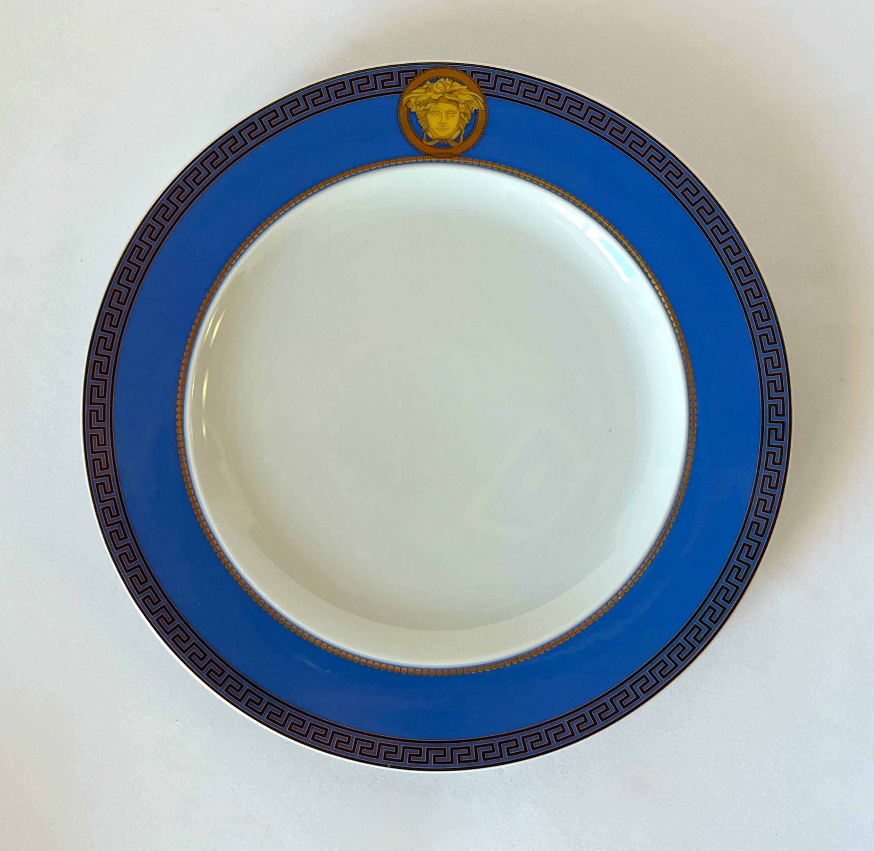 Versace for Rosenthal runder Porzellanteller mit Barocco-Motiv in Blau und Orange / Made in Germany
Original Label auf der Unterseite / kommt im Originalkarton
Durchmesser: 8,5 Zoll / Höhe: 1 Zoll
1 verfügbar auf Lager in Italien
Referenznummer der