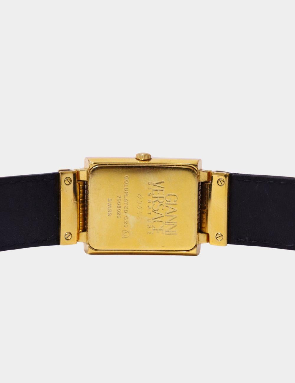 Setzen Sie ein kühnes, luxuriöses Zeichen mit dieser kultigen Medusa-Uhr von Versace. Das rechteckige, schwarze Zifferblatt wird von einer opulenten, goldfarbenen Lünette umrahmt, die aufwändige Mäander-Details aufweist - ein Markenzeichen des
