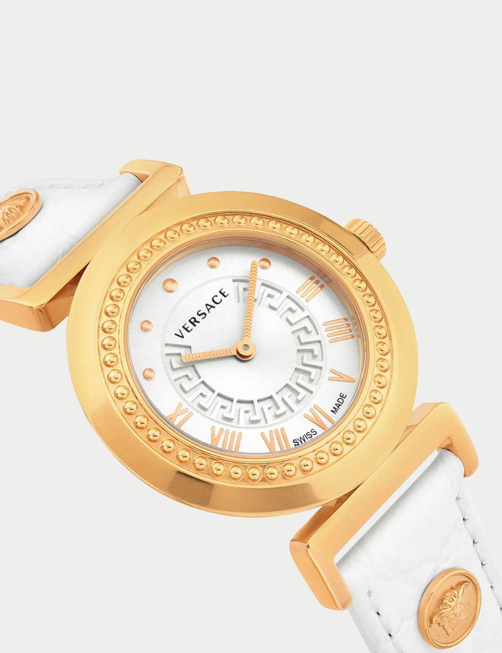 Versace Vanity Watch in Weiß & Gold mit römischen Ziffern

Mit dieser atemberaubenden Vanity Watch von Versace, die italienischen Glamour mit Schweizer Präzision verbindet, können Sie Ihr Handgelenk in Szene setzen. Dieser kühne Zeitmesser verfügt