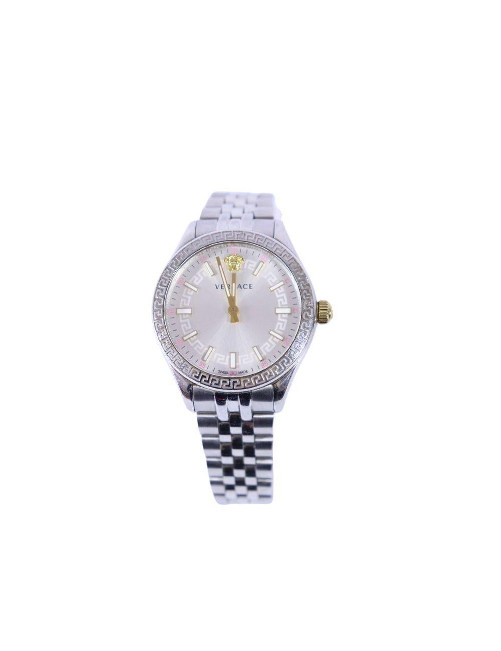 Versace Silver Medusa Damenuhr aus Edelstahl
Zeitlose Eleganz trifft bei dieser Versace Damenuhr aus Edelstahl auf ikonisches Design. Das silberfarbene Zifferblatt mit der charakteristischen Lünette mit Greca-Motiv wird durch den ikonischen