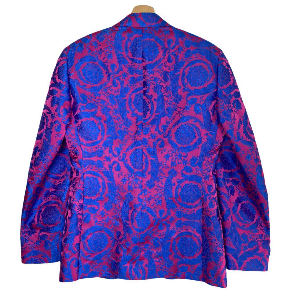 Versace

Male blazer in fuchsia and light blue silk with baroque print, side pockets and two-button closure.


Content: silk

Pre-owned, excellent condition!

 100% authentic guarantee 

       PLEASE VISIT OUR STORE FOR MORE GREAT ITEMS 


ves