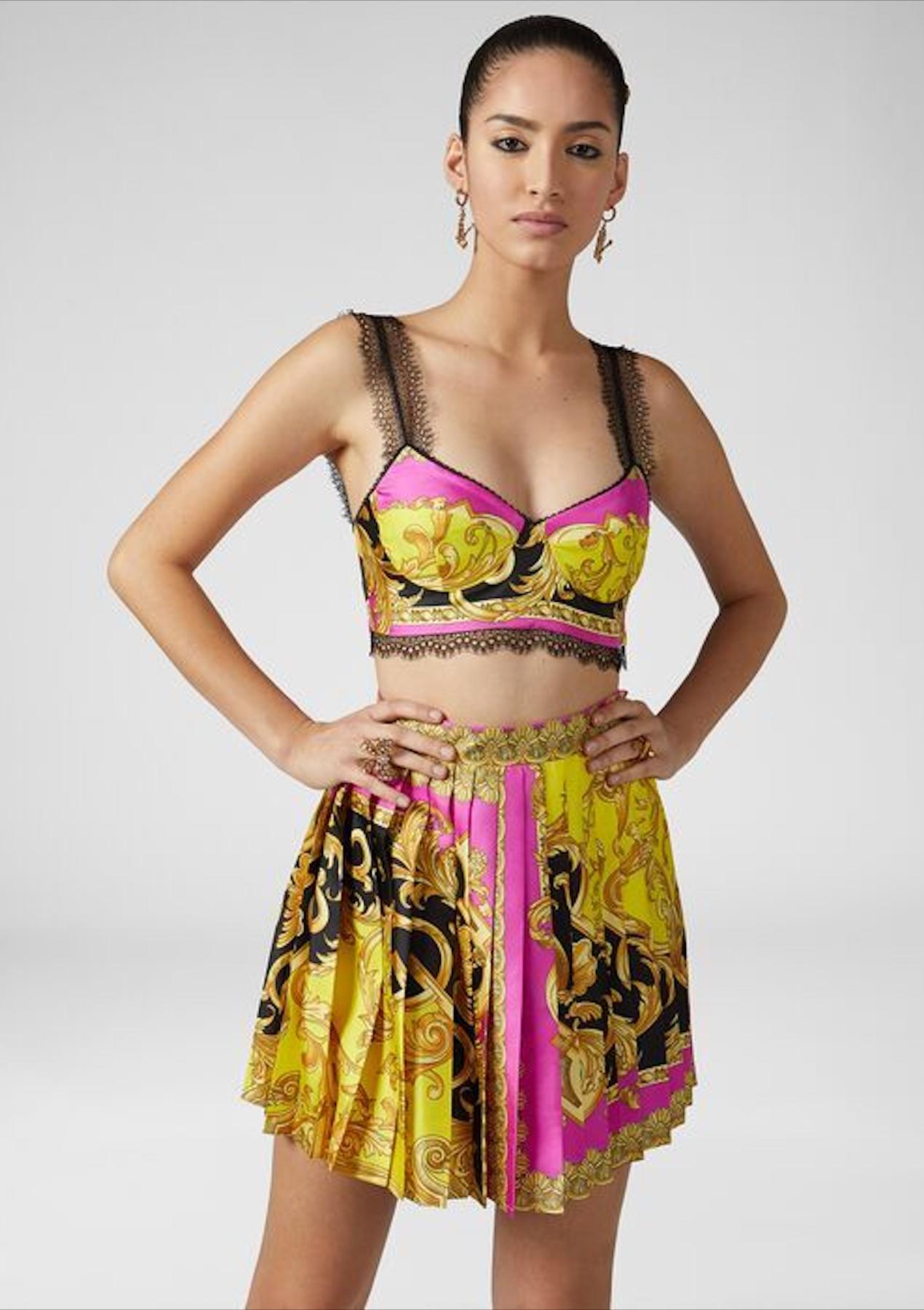 Versace Fuchsia Barocco Femme Print Spitze Bralette / Bustier Top 

Seit 1978 wird Gianni Versaces kultiges italienisches Label für seinen überbordenden Glamour und seine Sexyness gefeiert. Nach Giannis tragischem Tod im Jahr 1997 übernahm seine