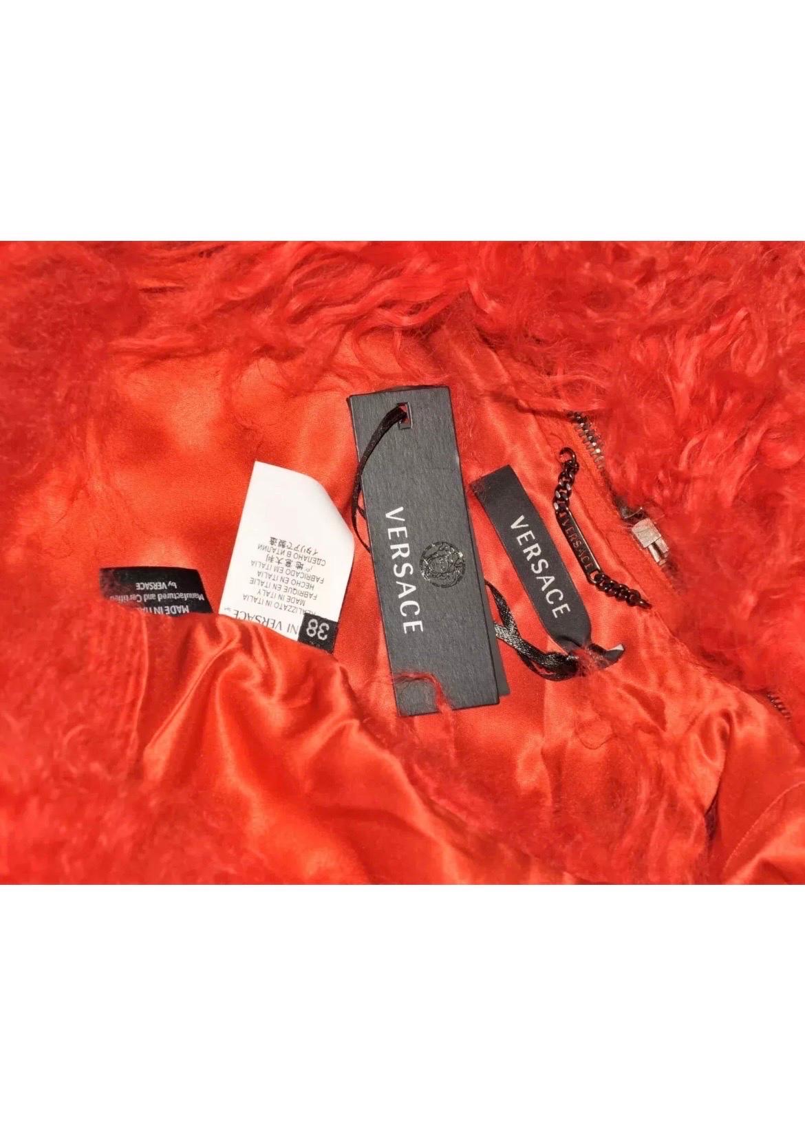 VERSACE Gilet senza maniche in pelliccia con sciarpa 38 in vendita 6