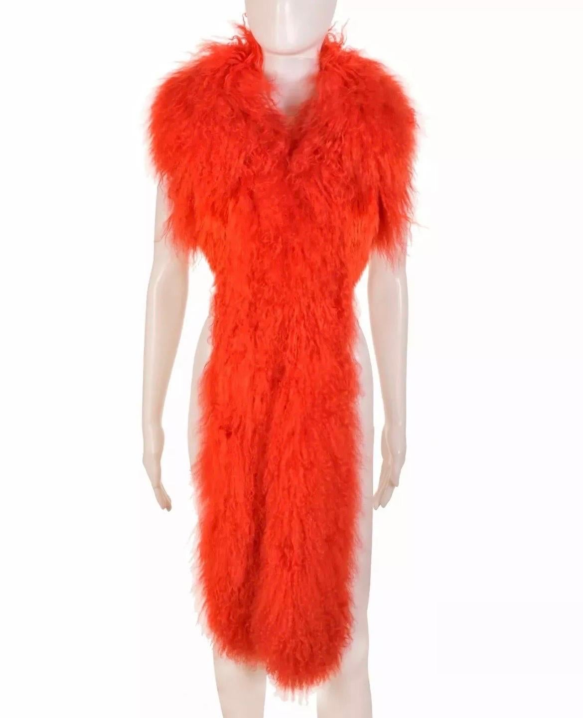 VERSACE  
GILET SLEEVELESS con SCIARPA LUNGA
50% Pelliccia, 38% lana, 8% nylon, 4% seta
Fodera 100% seta
IT Taglia 38 
Colore del designer: Fuoco
Colletto rimovibile con cerniera e due taschini nascosti.
Nuovo di zecca, con etichette
