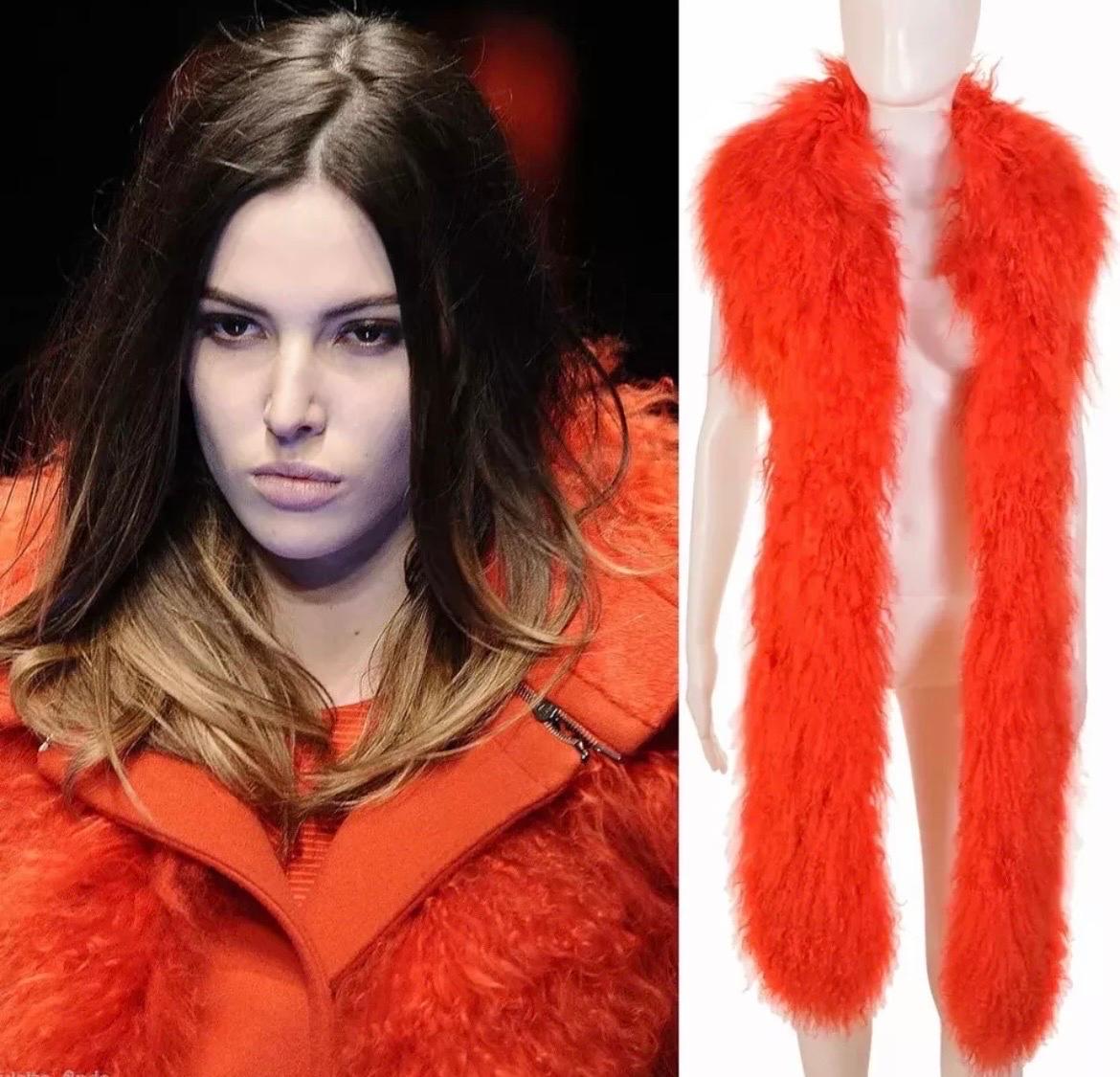 Rosso VERSACE Gilet senza maniche in pelliccia con sciarpa 38 in vendita