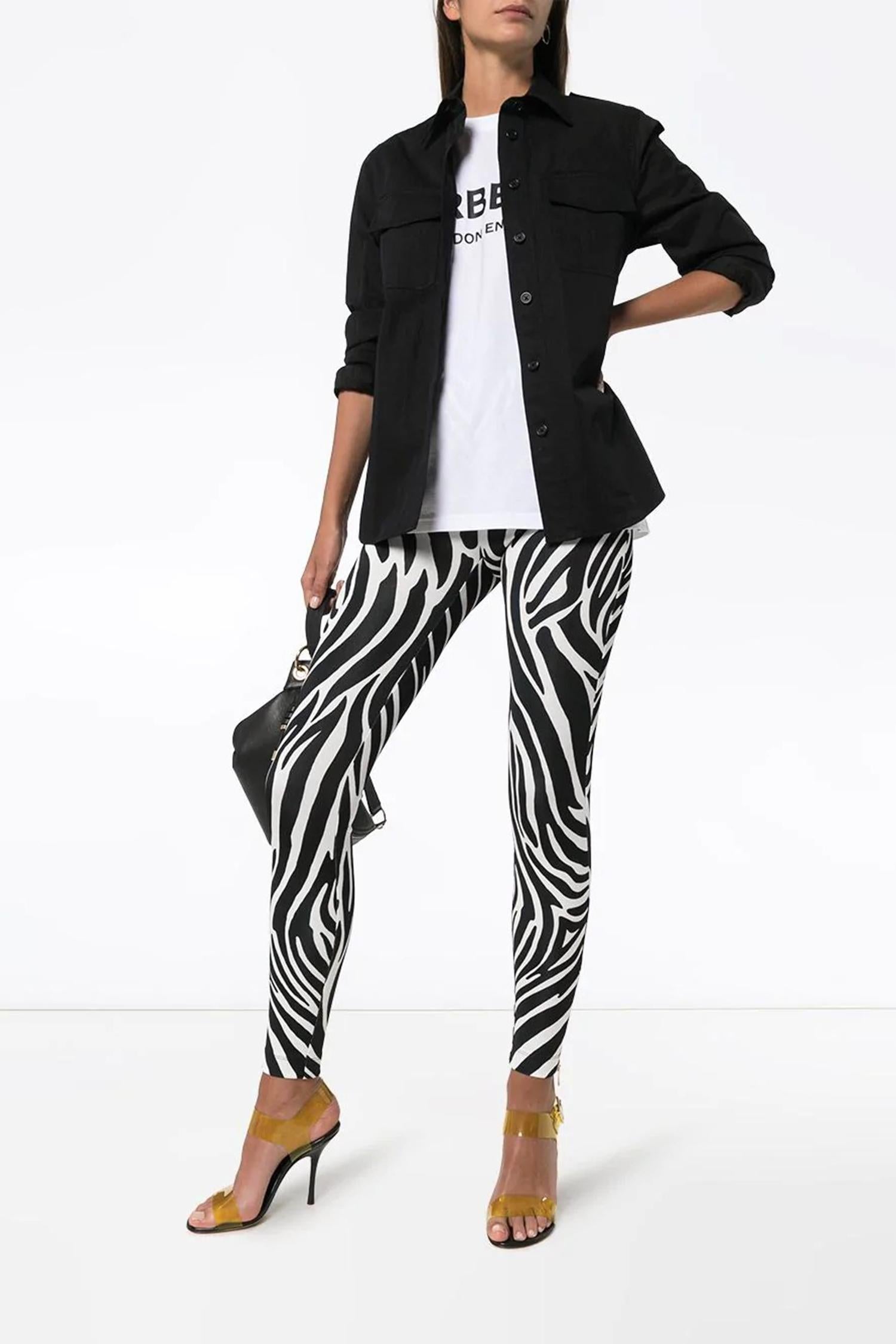 Versace FW19 Schwarz und Weiß Zebra Print Formal Knit Leggings

Diese Leggings von Versace hat eine hohe Taille, Gürtelschlaufen, Gesäßtaschen und goldfarbene Reißverschlüsse an den Knöcheln. Brandneu mit Etiketten. Hergestellt in Italien.

Größe: