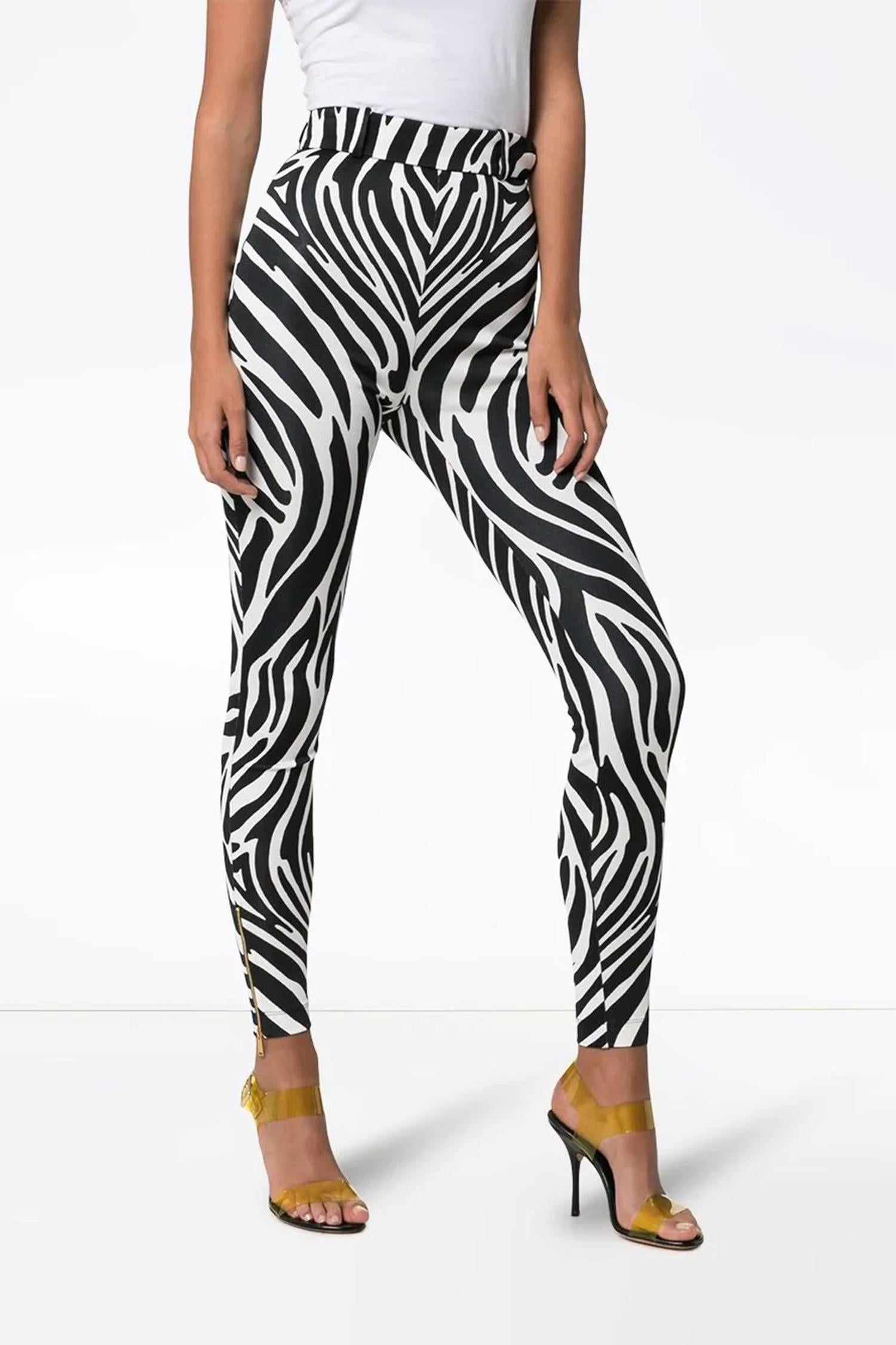 Formal gestrickte Leggings von Versace FW19 in Schwarz und Weiß mit Zebramuster, Größe 38 im Zustand „Neu“ im Angebot in Paradise Island, BS