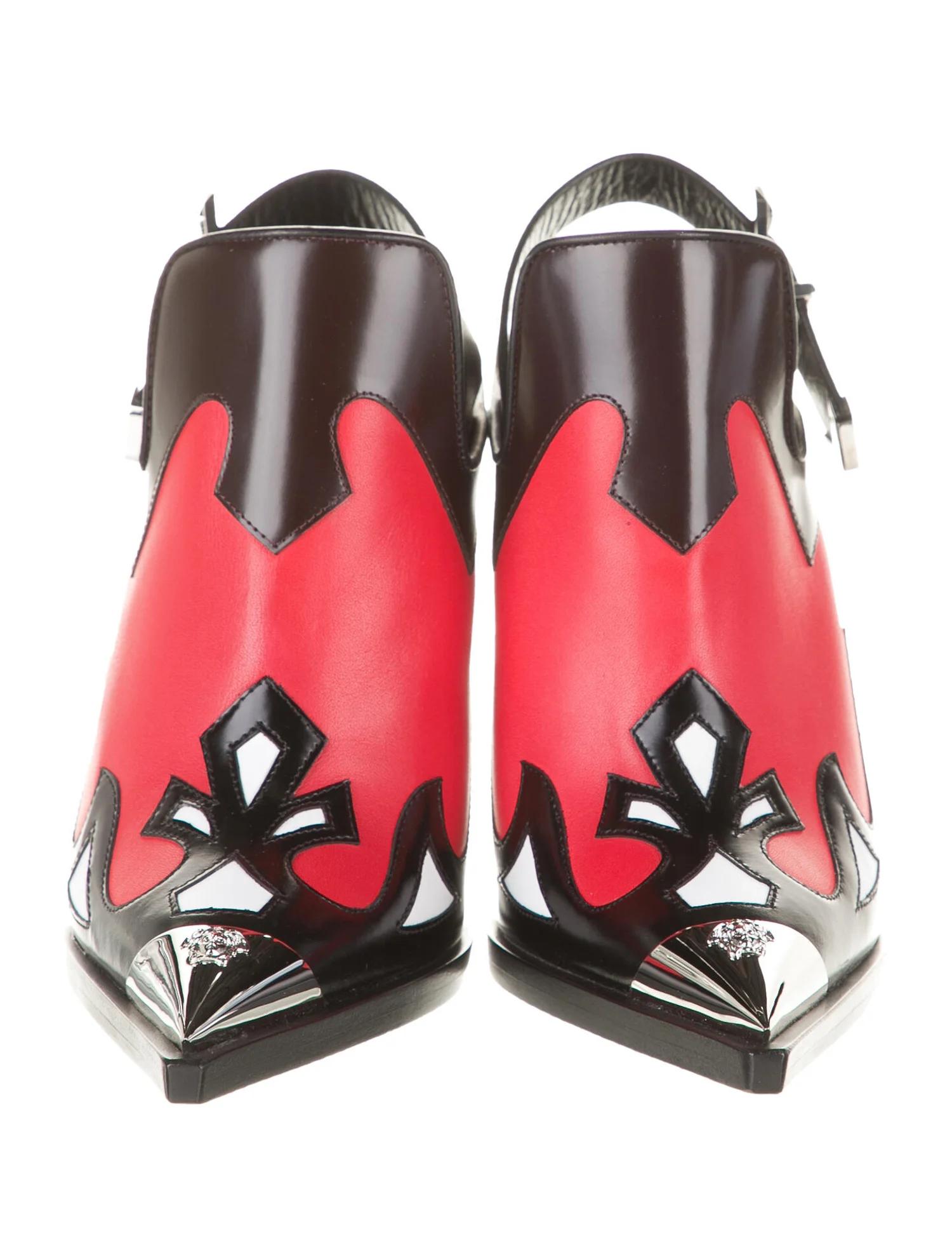 Versace FW19 Runway - Bottes / escarpins en cuir noir et rouge avec bride en V à l'arrière, taille 38 Pour femmes en vente
