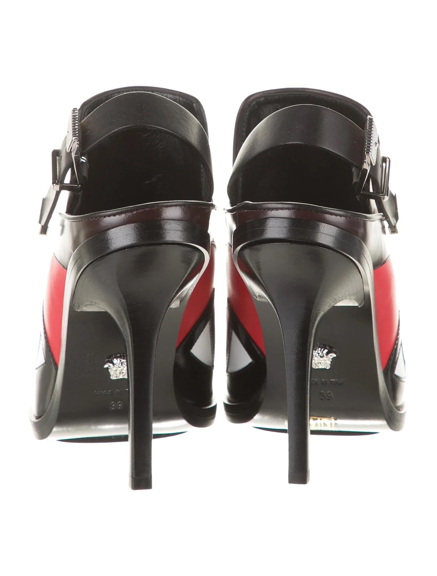 Versace FW19 Runway - Bottes / escarpins en cuir noir et rouge avec bride en V à l'arrière, taille 38 en vente 1