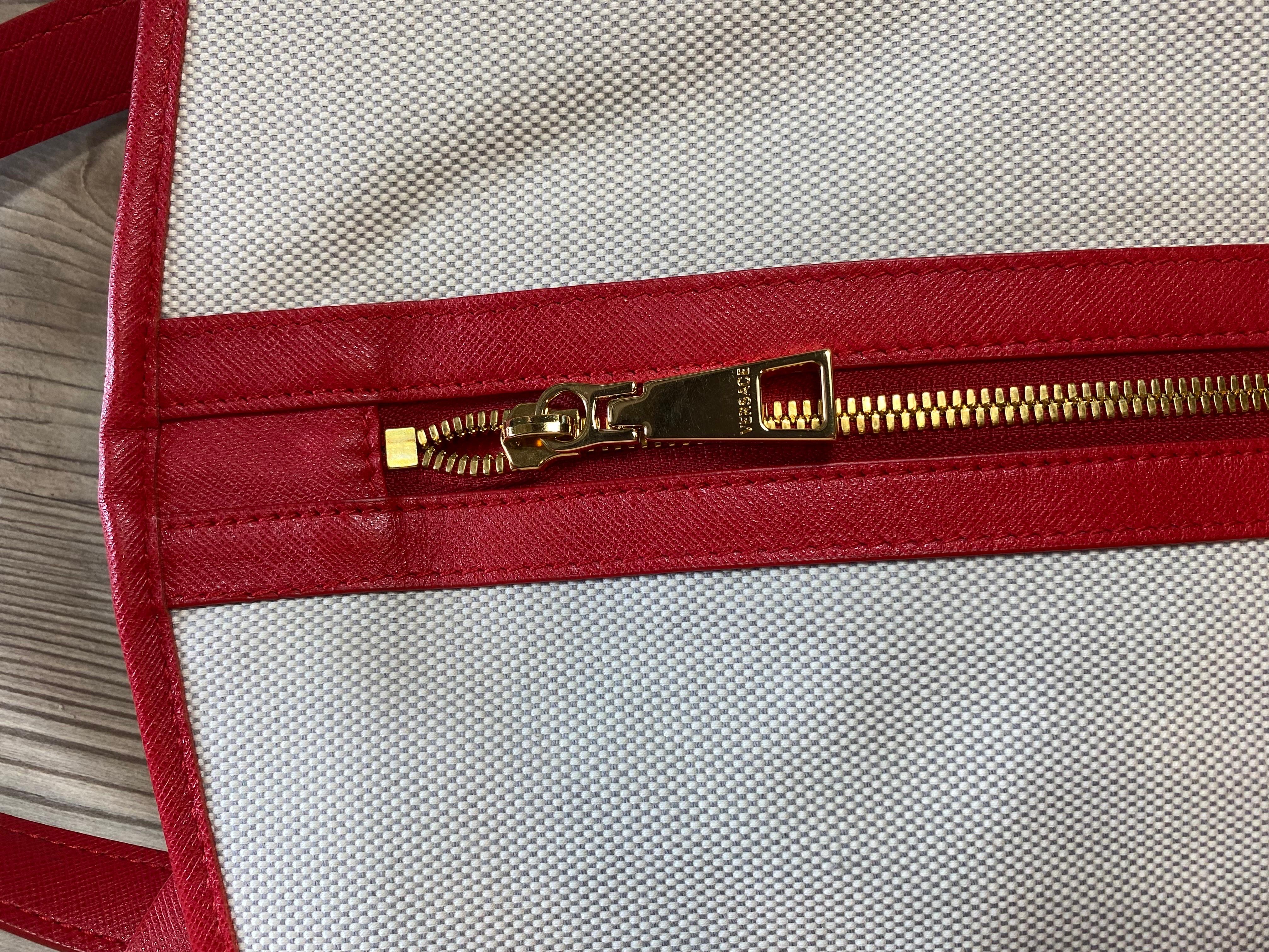 Revêtement du sac à vêtements Versace en cuir.
Man SS 2016 en vente 5
