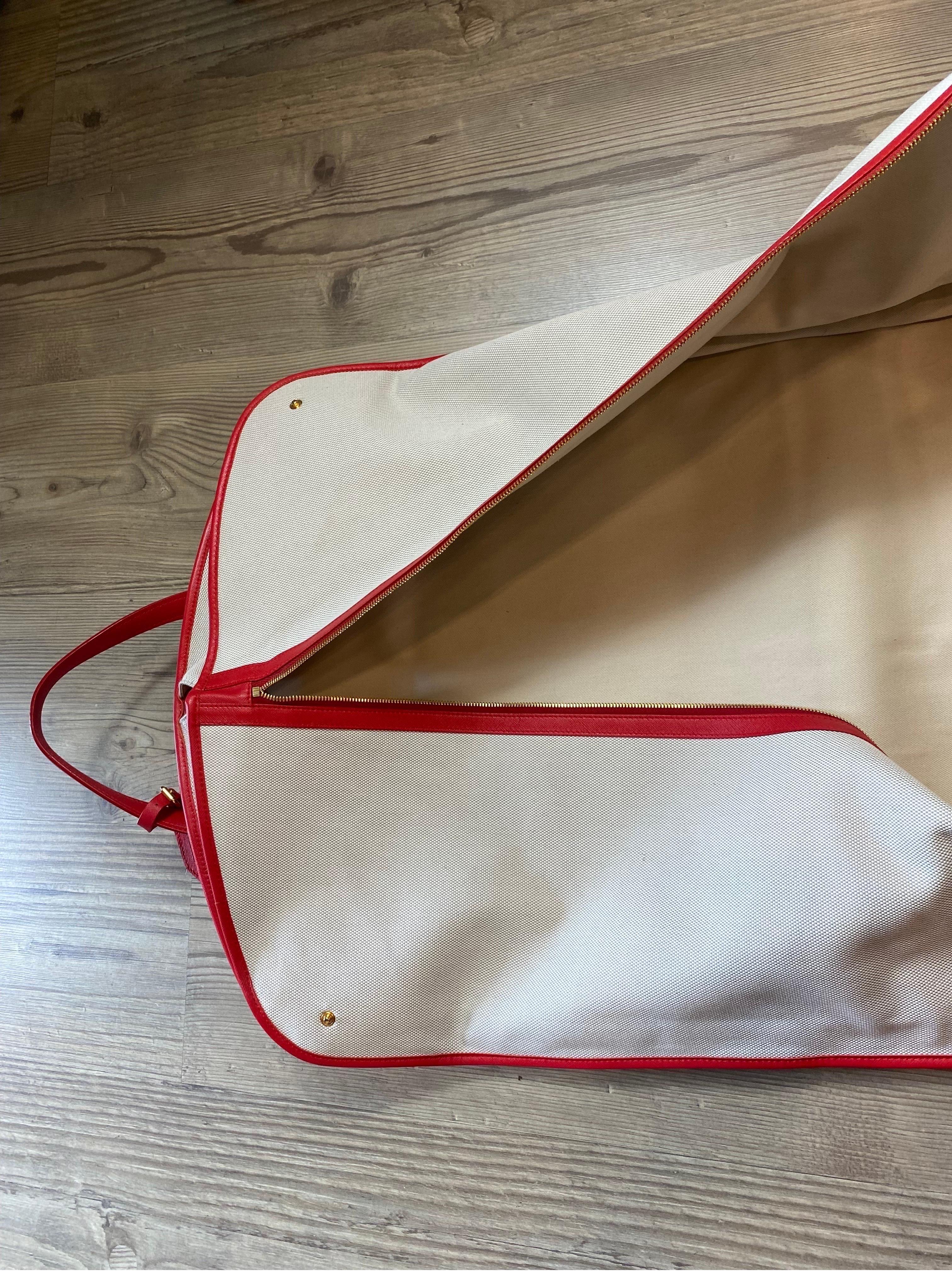 Revêtement du sac à vêtements Versace en cuir.
Man SS 2016 en vente 6