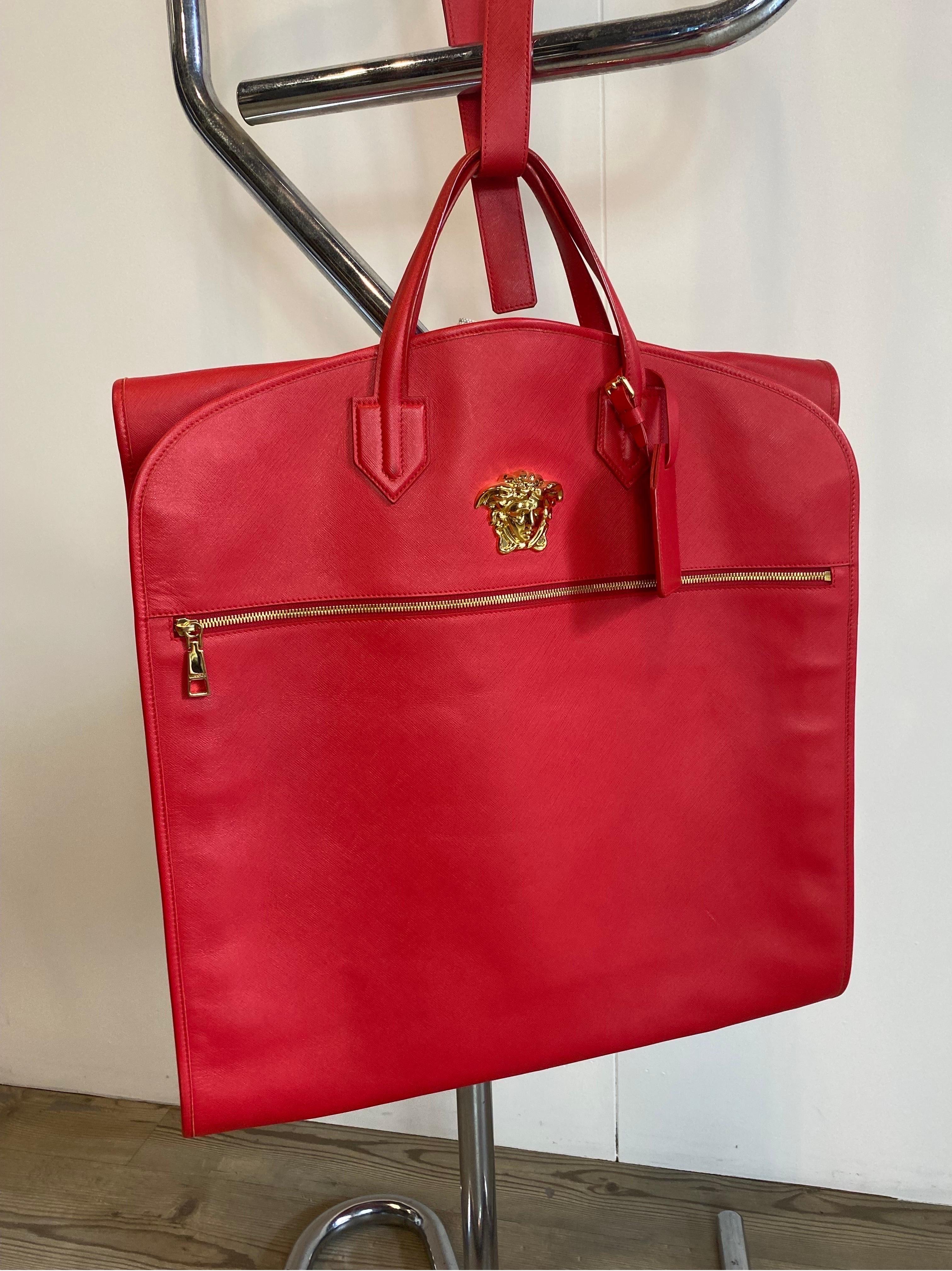 Housse de sac à vêtements Versace
En cuir.
Sa 2016 man
Longueur ouverte 155cm
Largeur 51 
Avec sangle amovible
mesures fermées :
Hauteur 55.
Largeur 52.
Poche zippée sur le devant.
présente une tache sur la partie en tissu beige à gauche, comme le