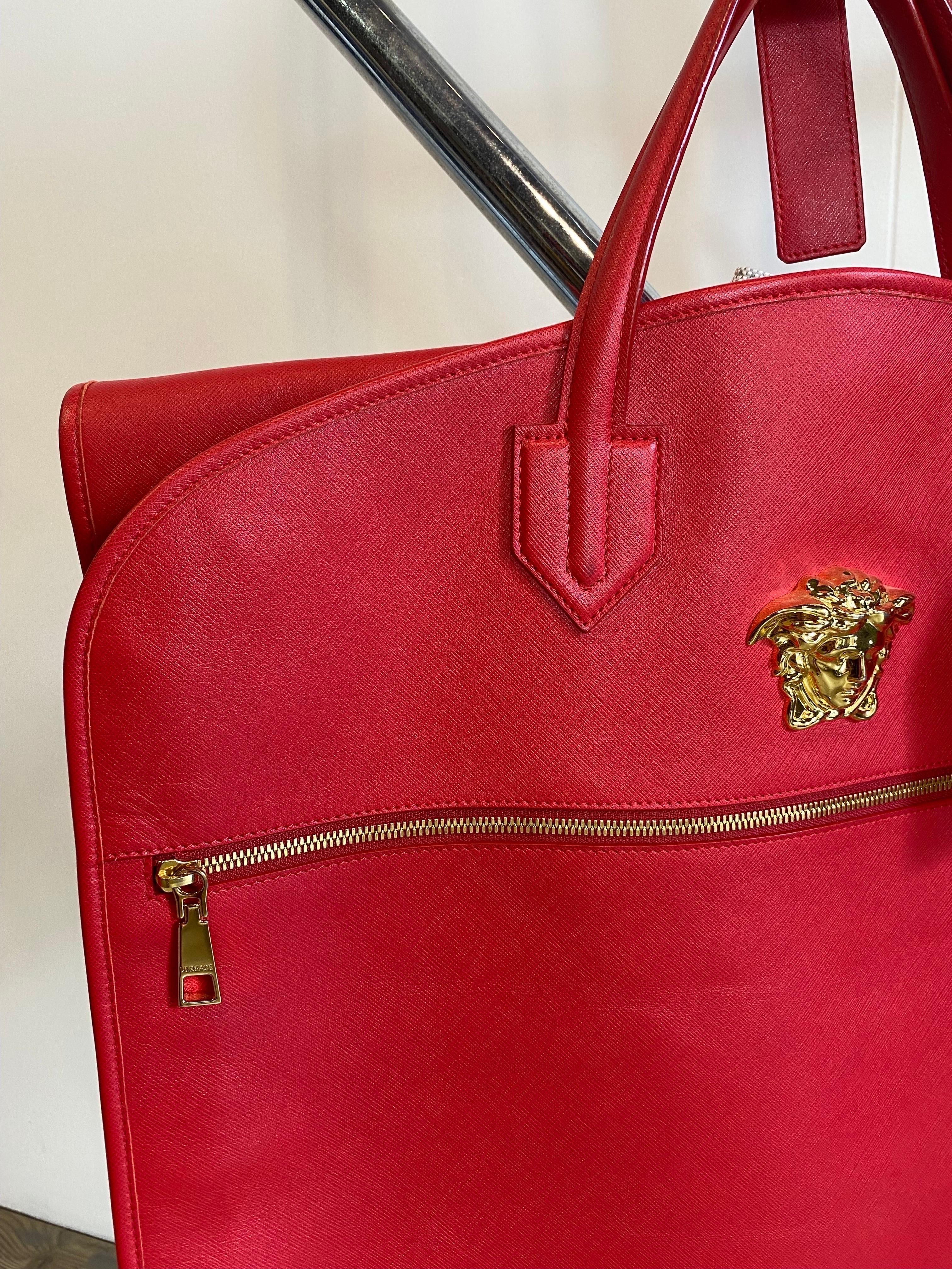 Rouge Revêtement du sac à vêtements Versace en cuir.
Man SS 2016 en vente