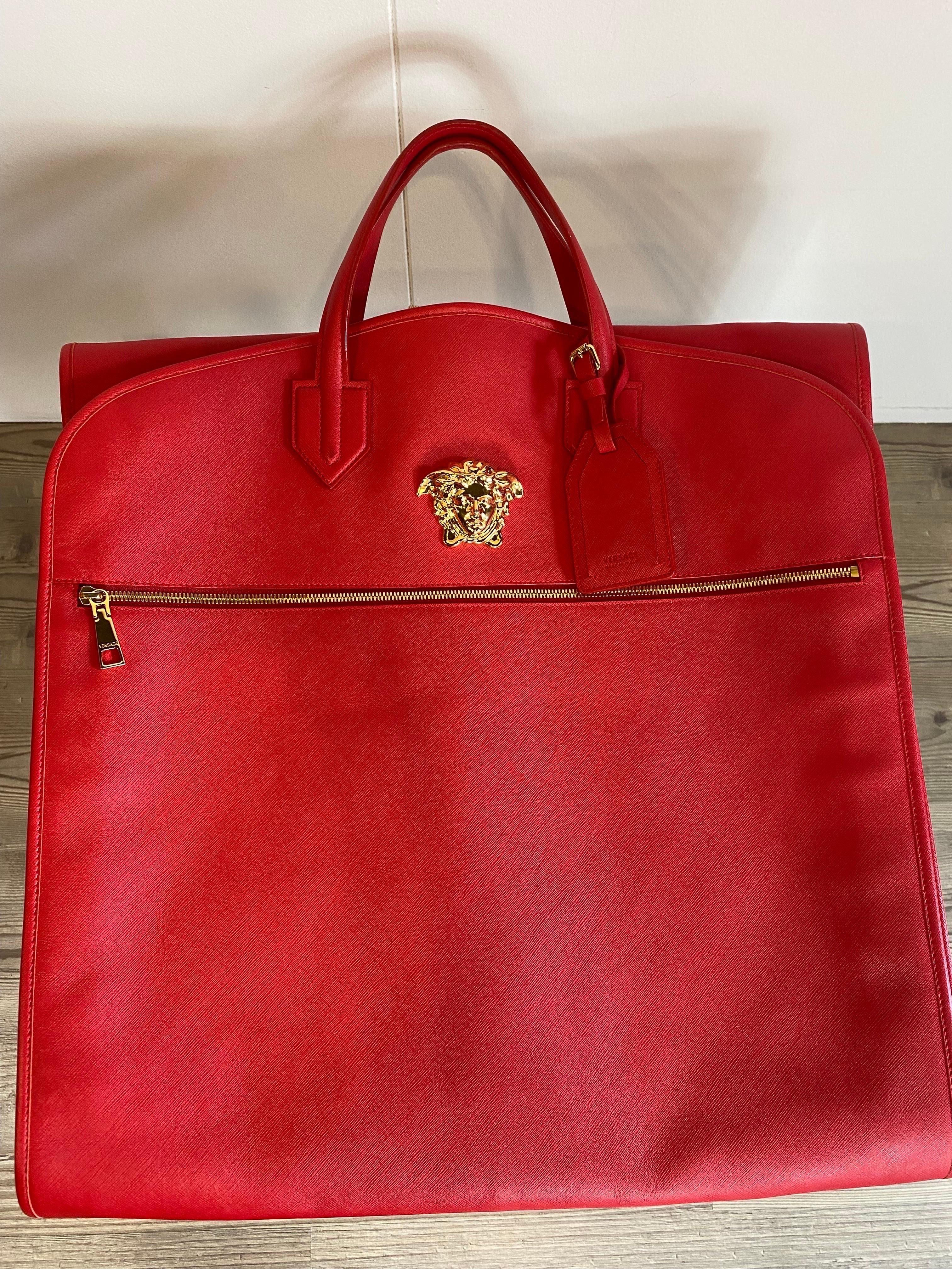 Revêtement du sac à vêtements Versace en cuir.
Man SS 2016 Unisexe en vente