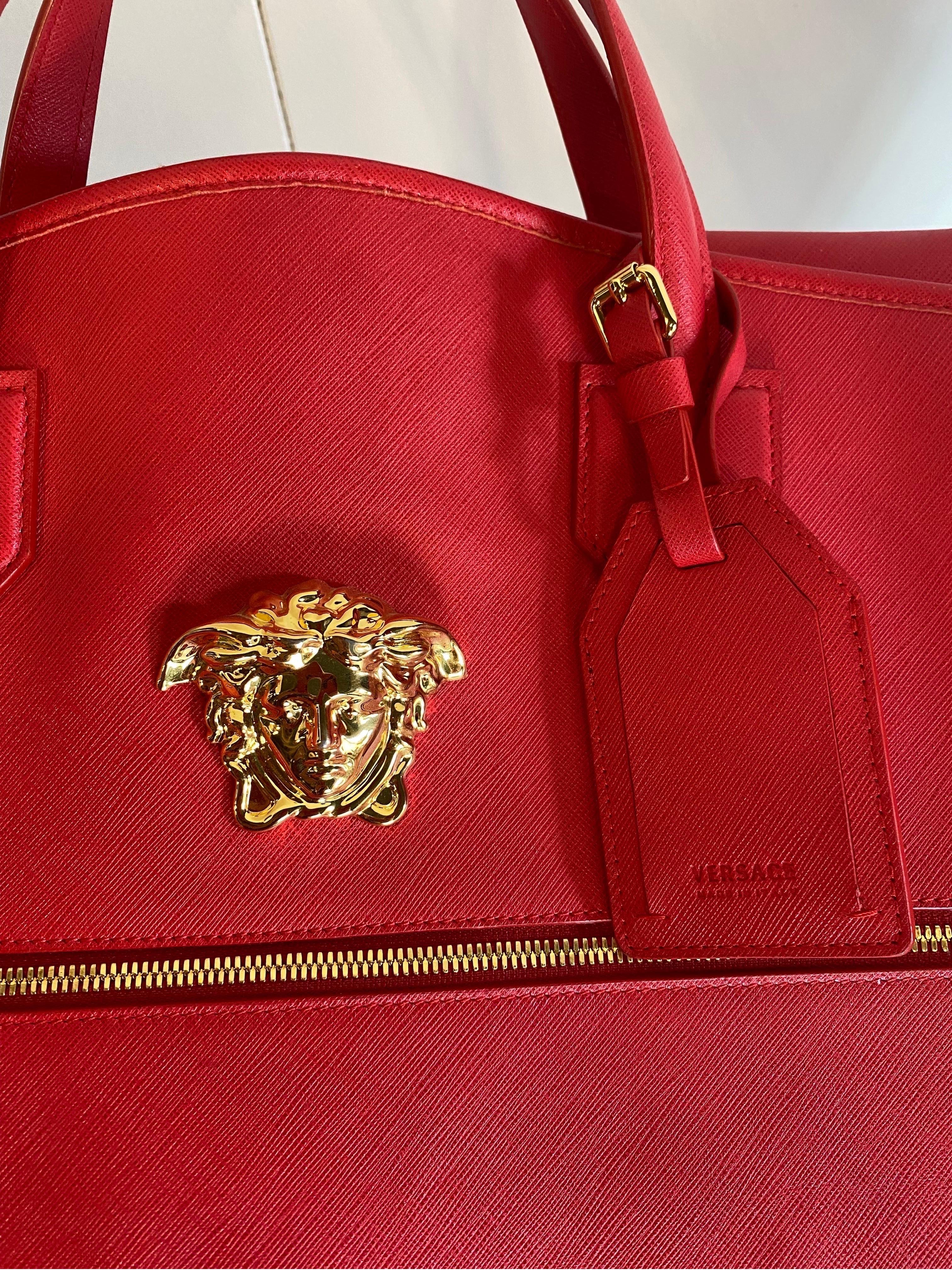 Revêtement du sac à vêtements Versace en cuir.
Man SS 2016 en vente 1