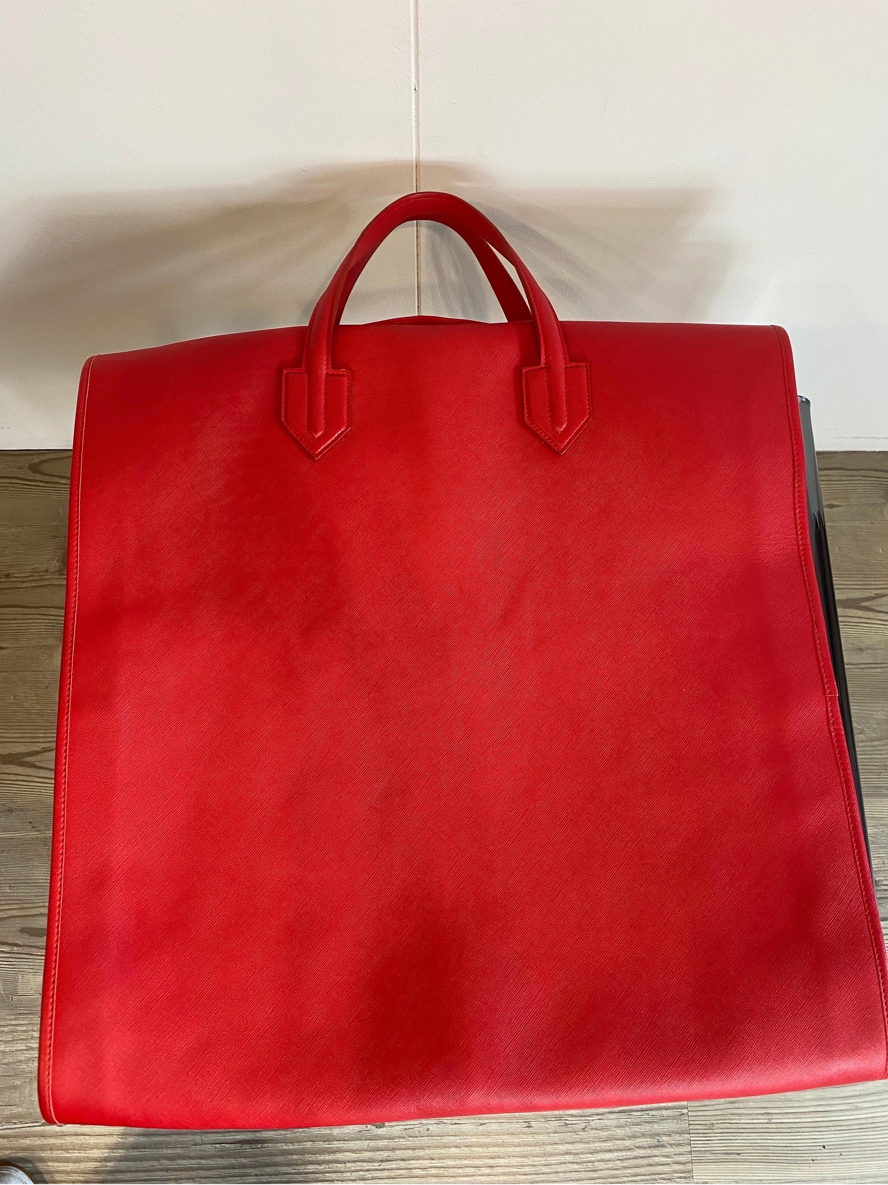 Revêtement du sac à vêtements Versace en cuir.
Man SS 2016 en vente 2